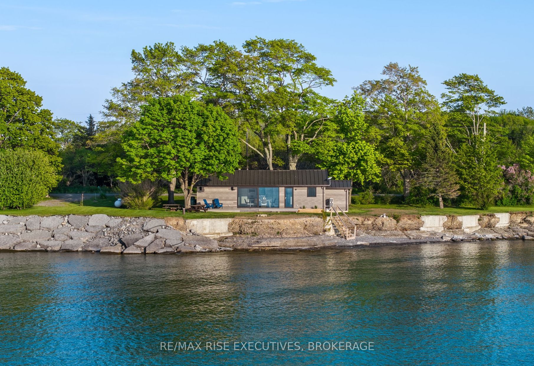 682 Salmon Point Road Property Photo 1