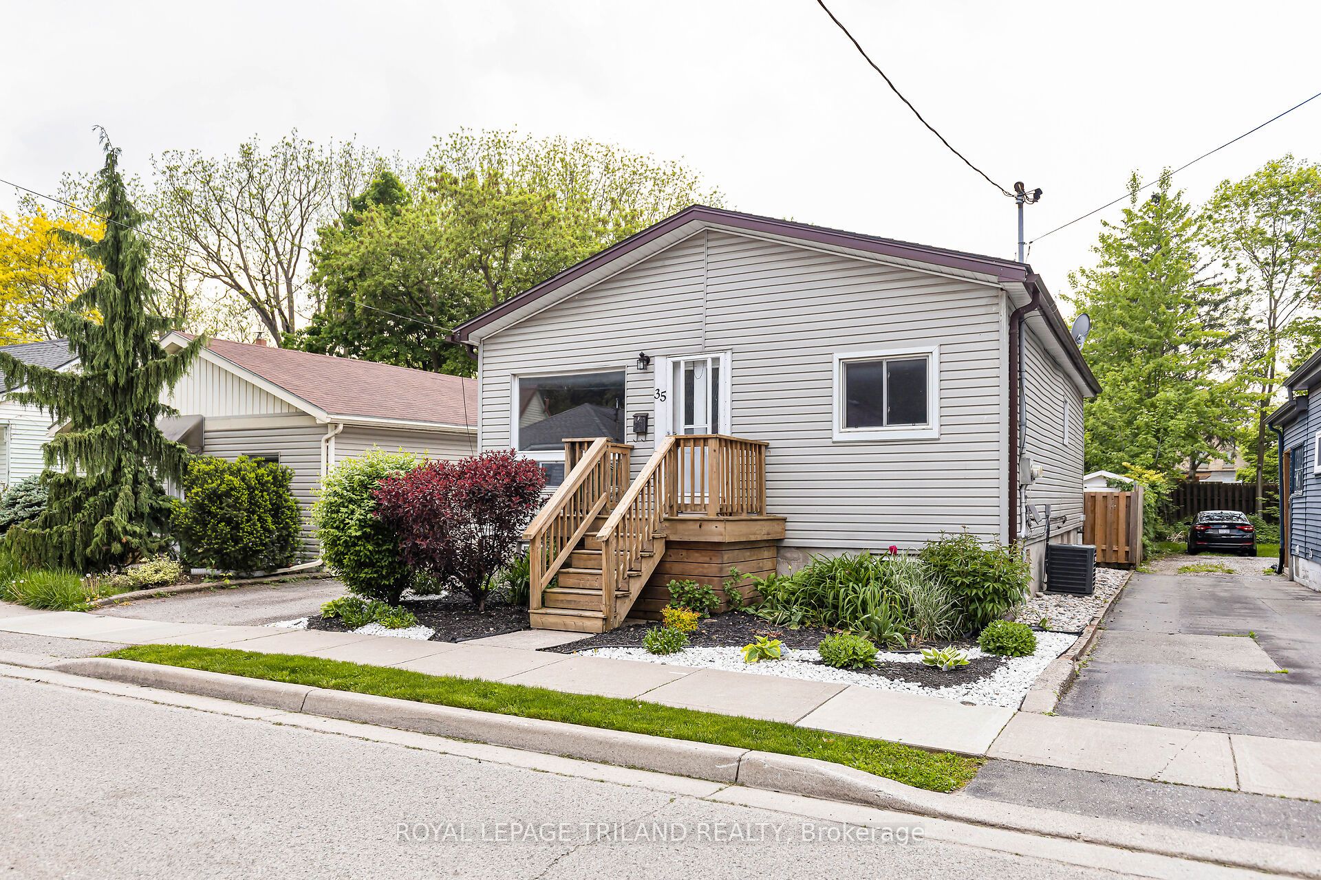 35 Miles Street Property Photo 2