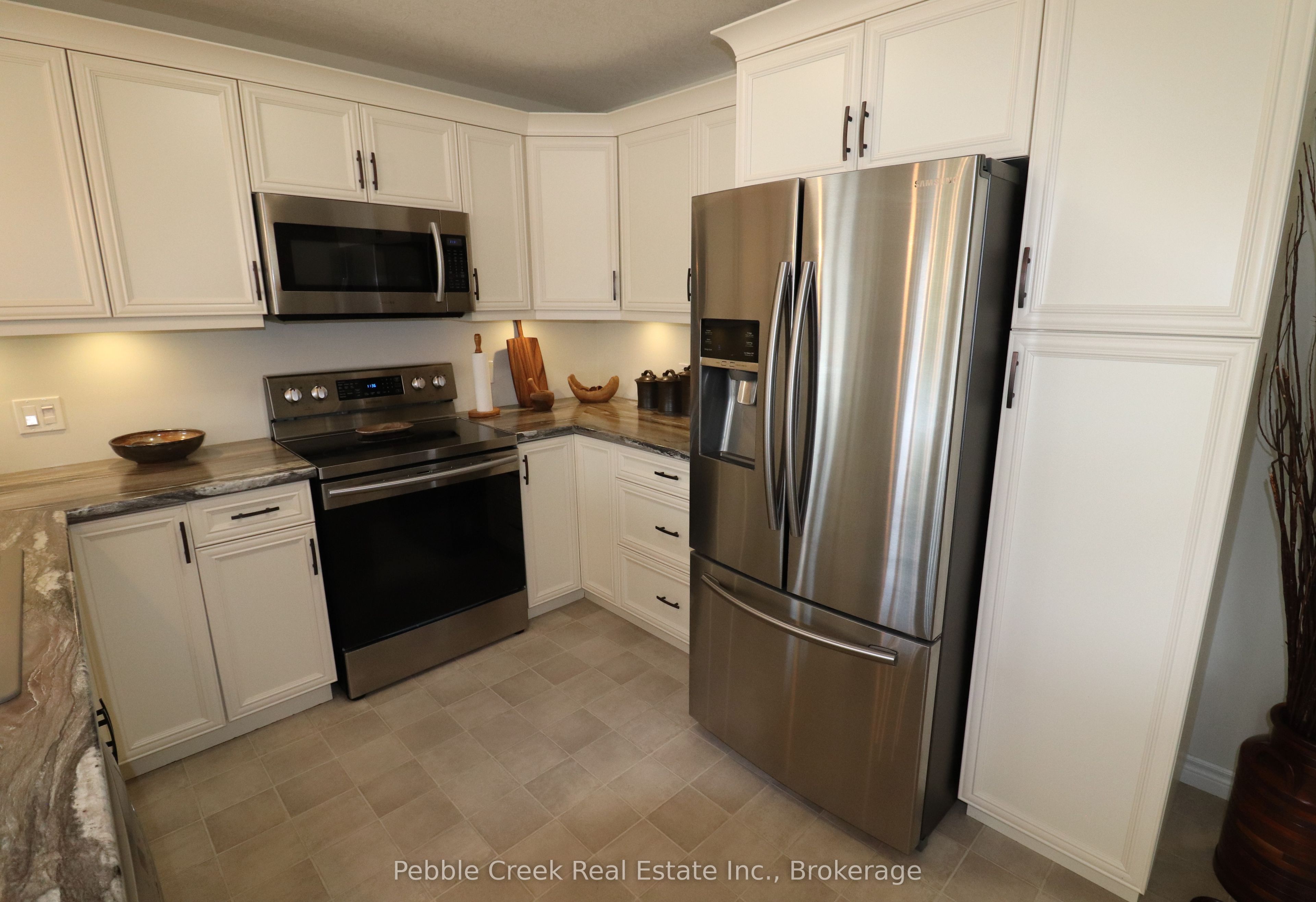 20 Huron Heights Drive Property Photo 8