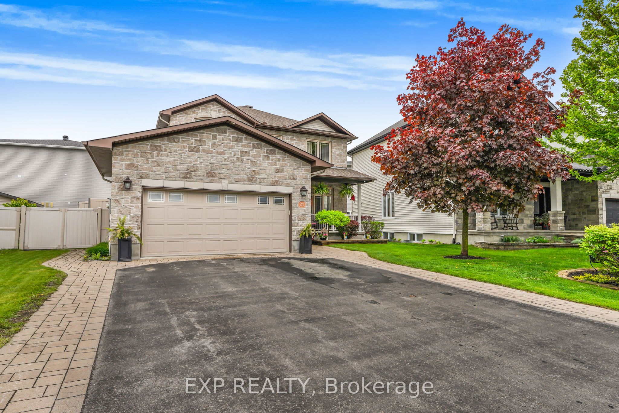 224 Topaze Crescent Property Photo 2