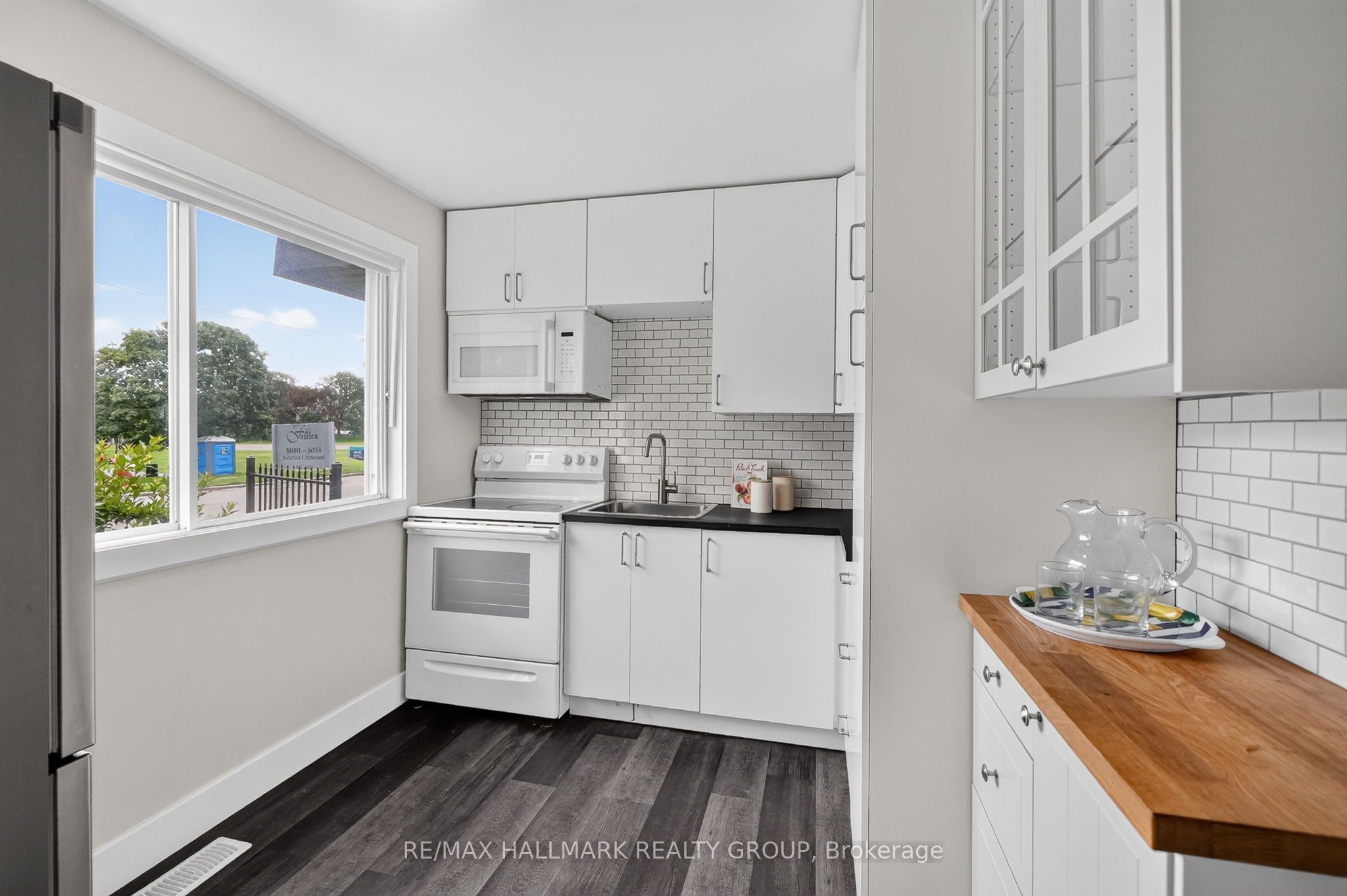 2998 Fairlea Crescent Property Photo 4