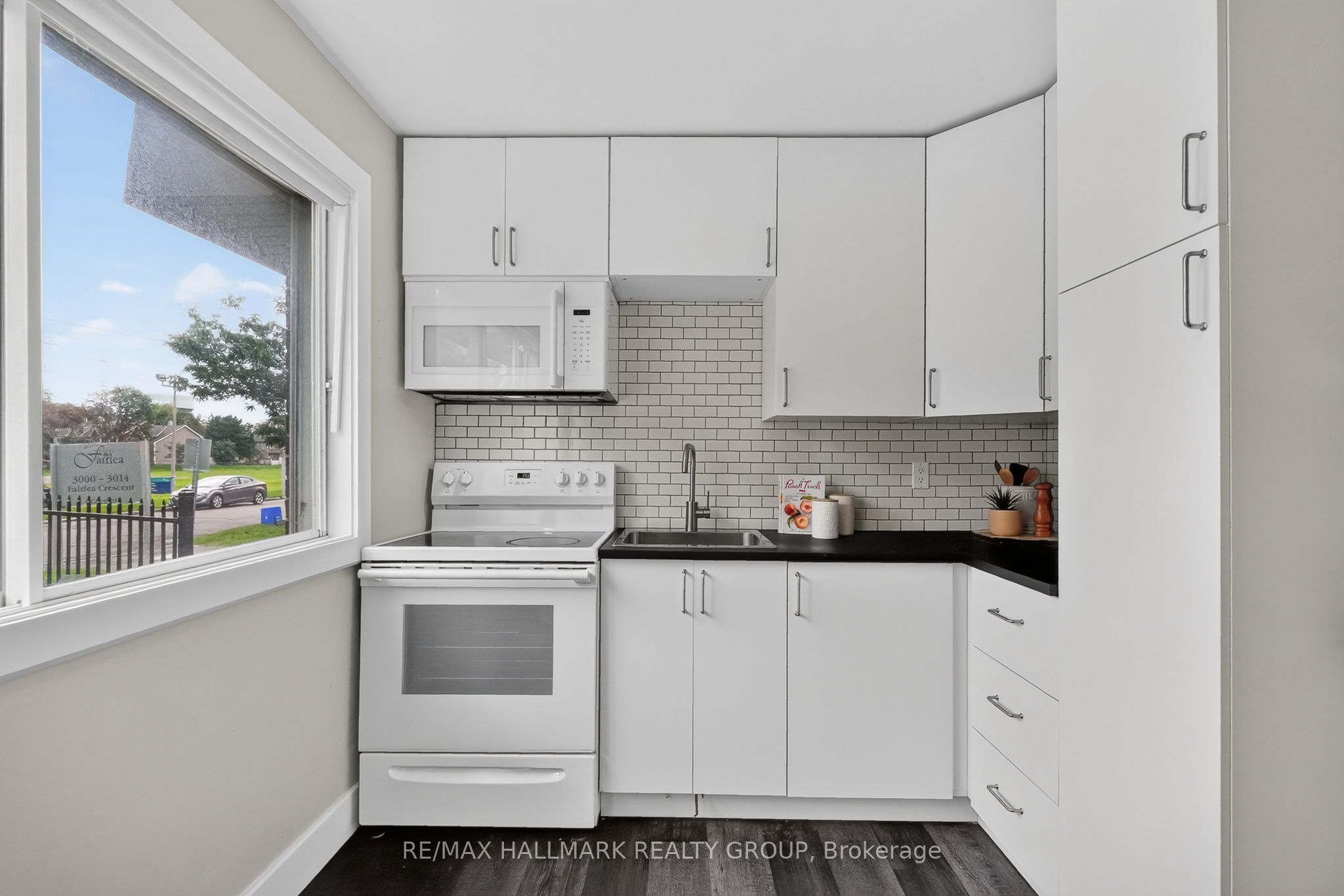2998 Fairlea Crescent Property Photo 6