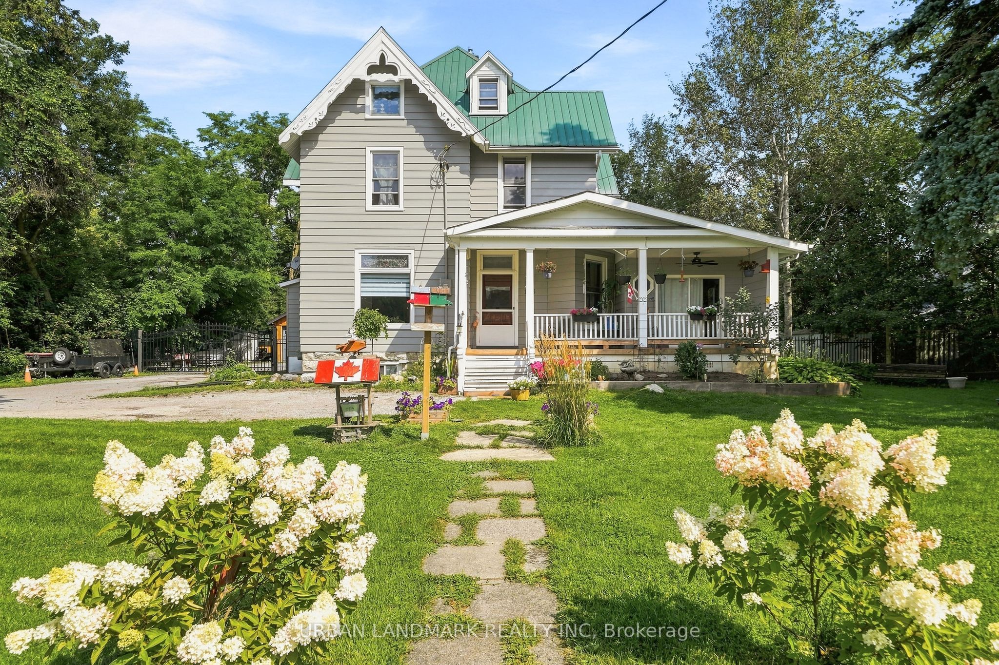158 St Lawrence Street E Property Photo 1
