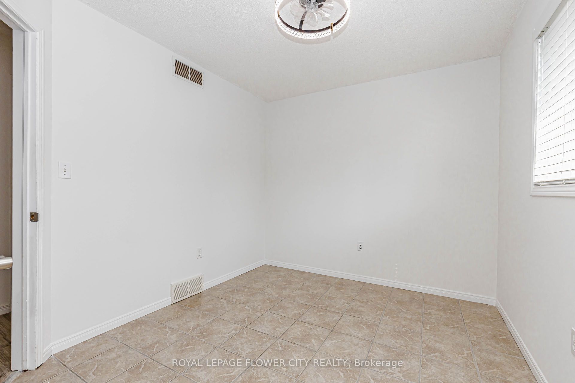 47 Queensway Drive Property Photo 38