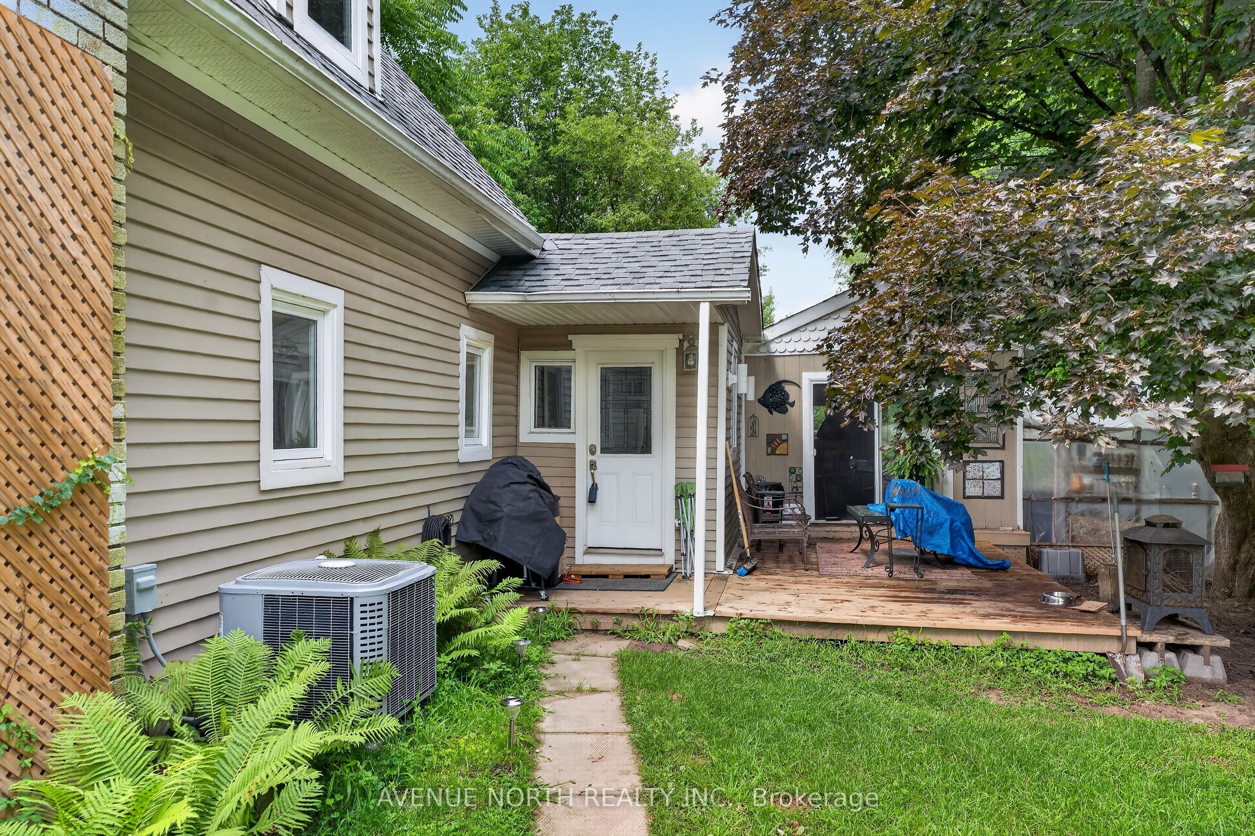 2943 Old Montreal Road Property Photo 4