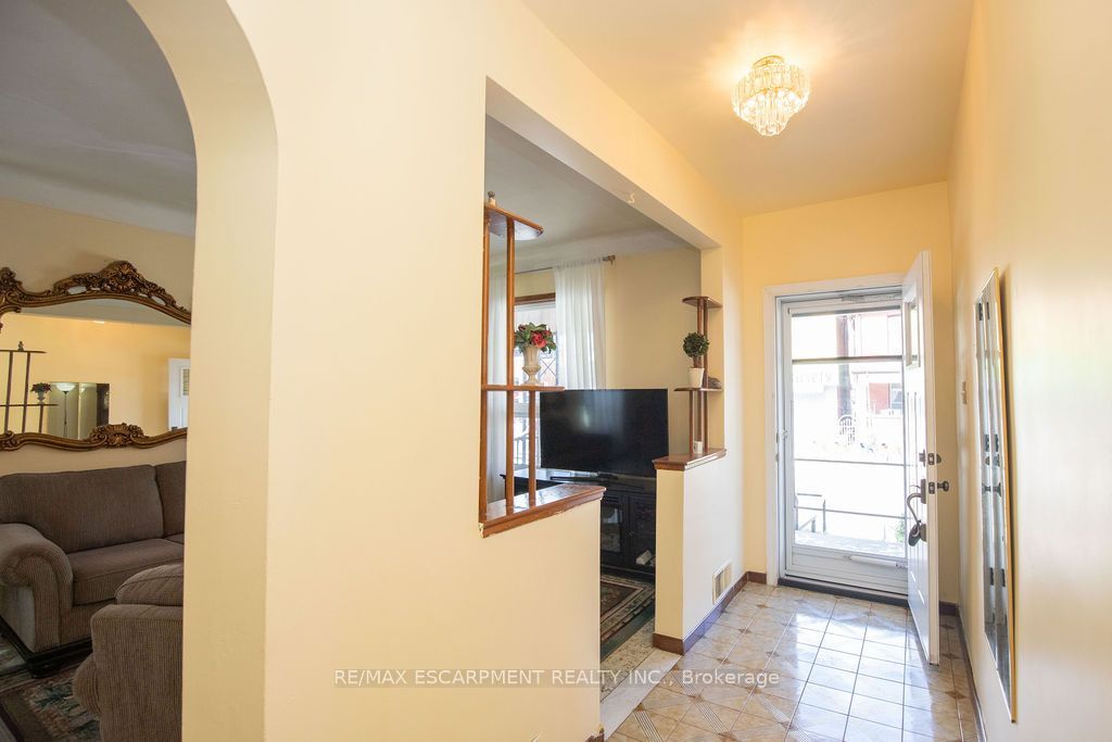 66 Sherman Avenue N Property Photo 5