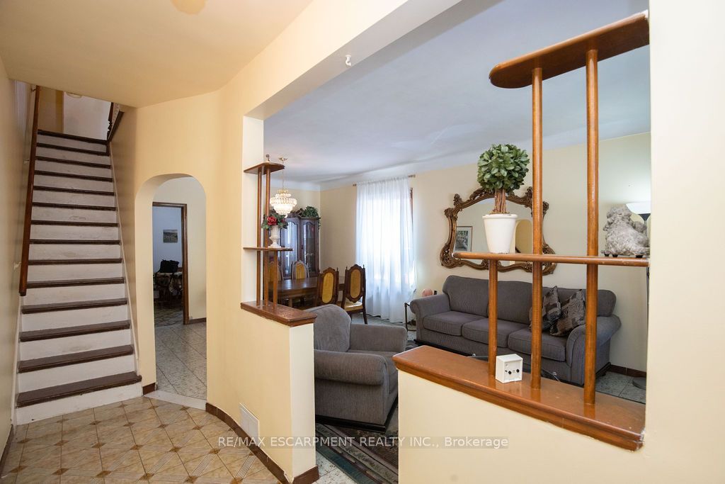 66 Sherman Avenue N Property Photo 6