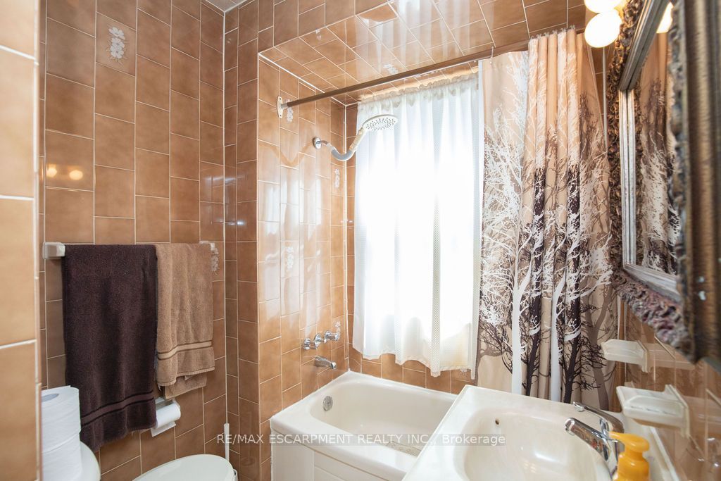 66 Sherman Avenue N Property Photo 18