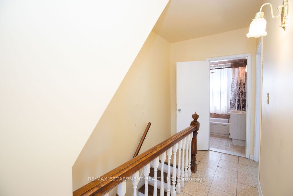 66 Sherman Avenue N Property Photo 24