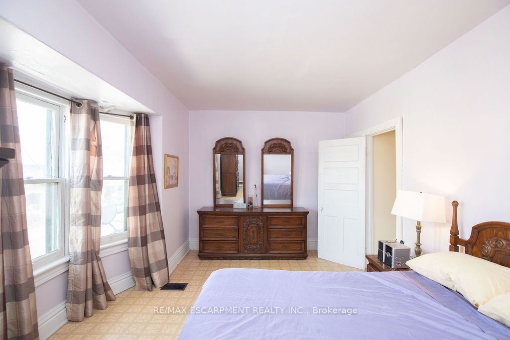 66 Sherman Avenue N Property Photo 26