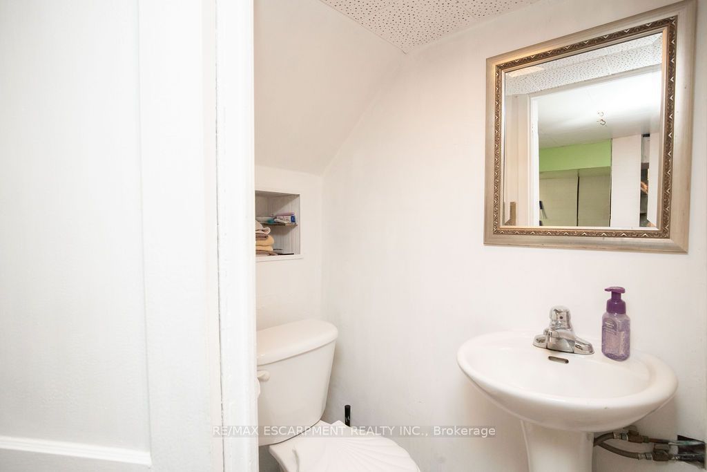66 Sherman Avenue N Property Photo 33