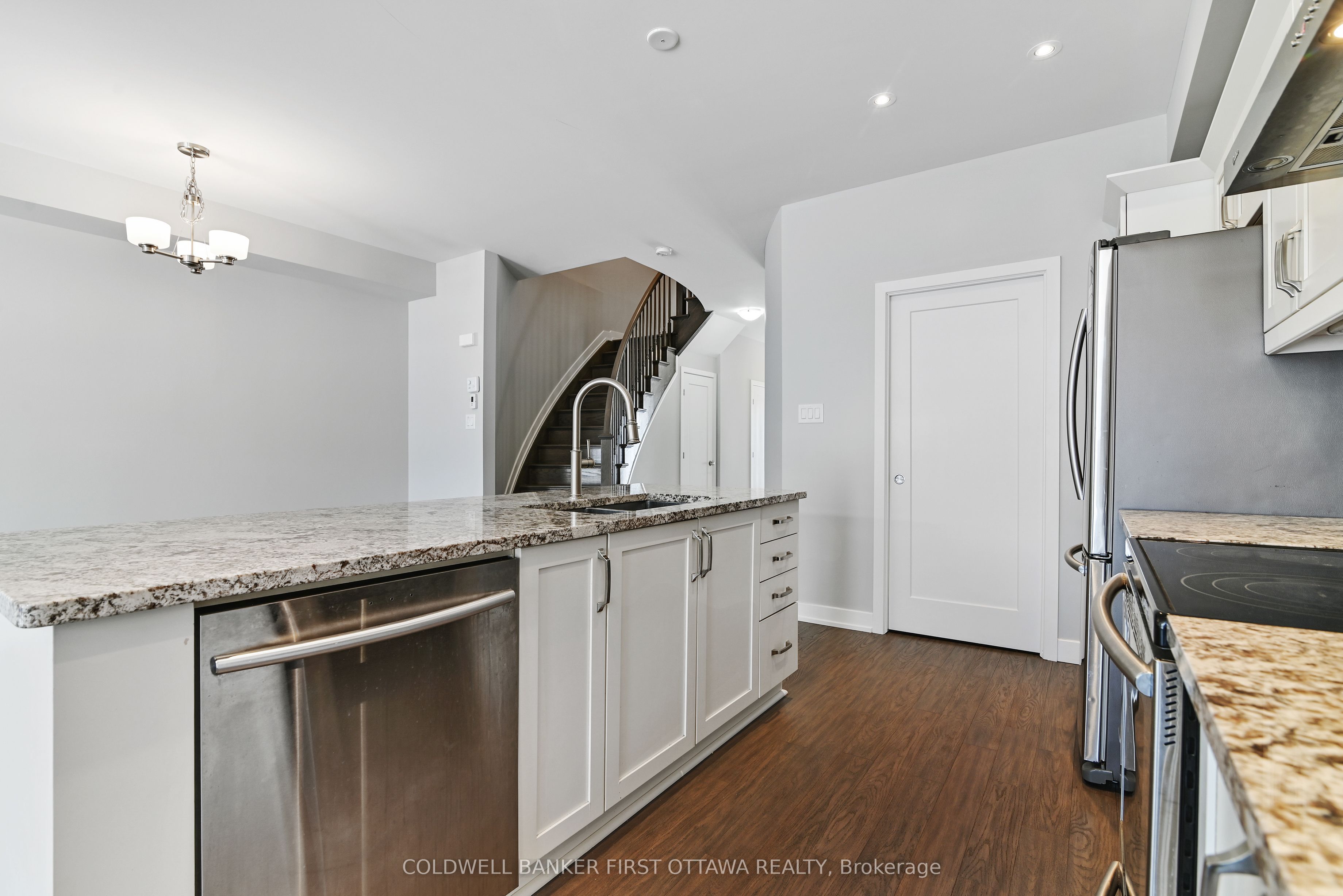 1042 Cobble Hill Drive Property Photo 9