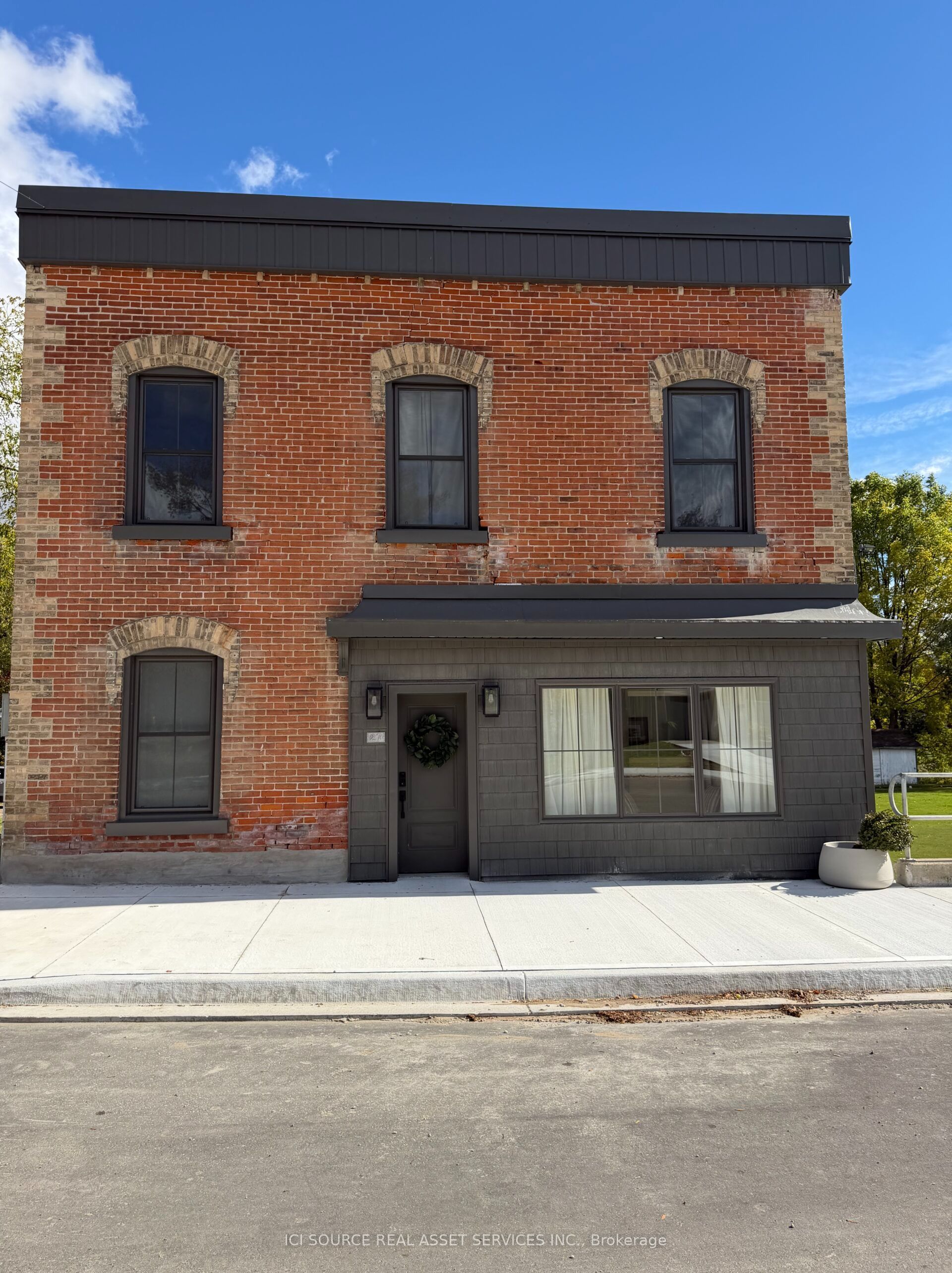27 Arthur Street W Property Photo 1