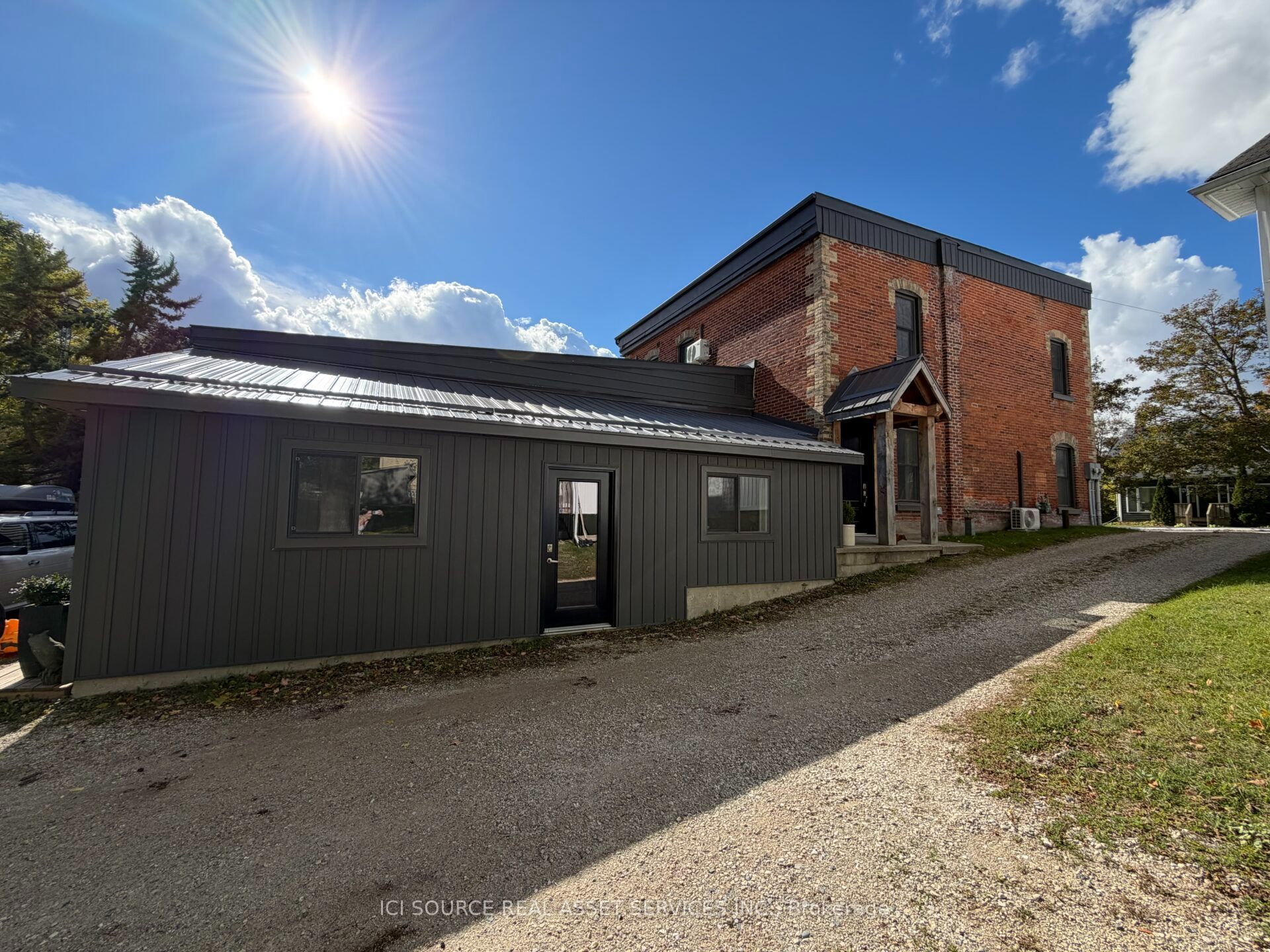 27 Arthur Street W Property Photo 2