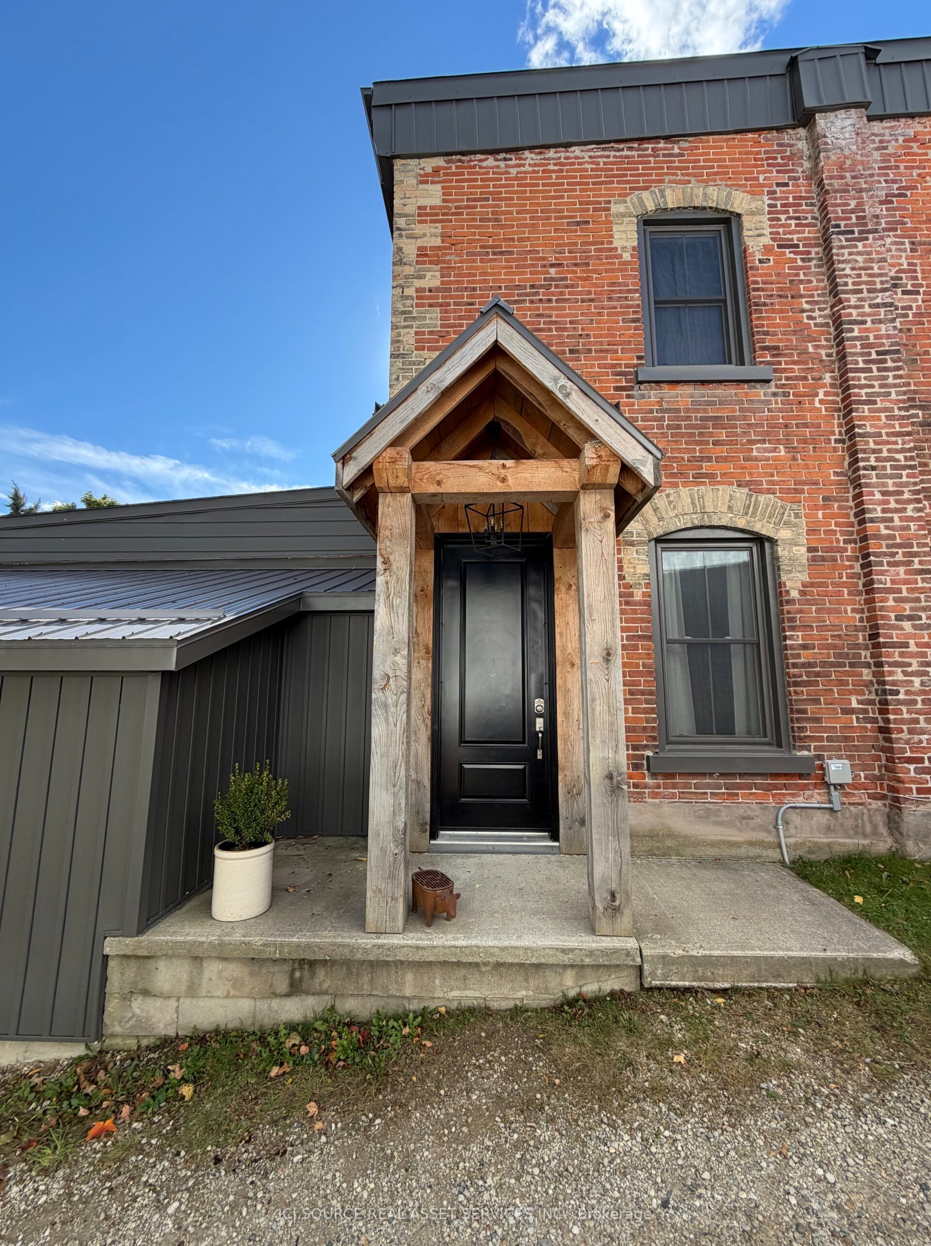 27 Arthur Street W Property Photo 3
