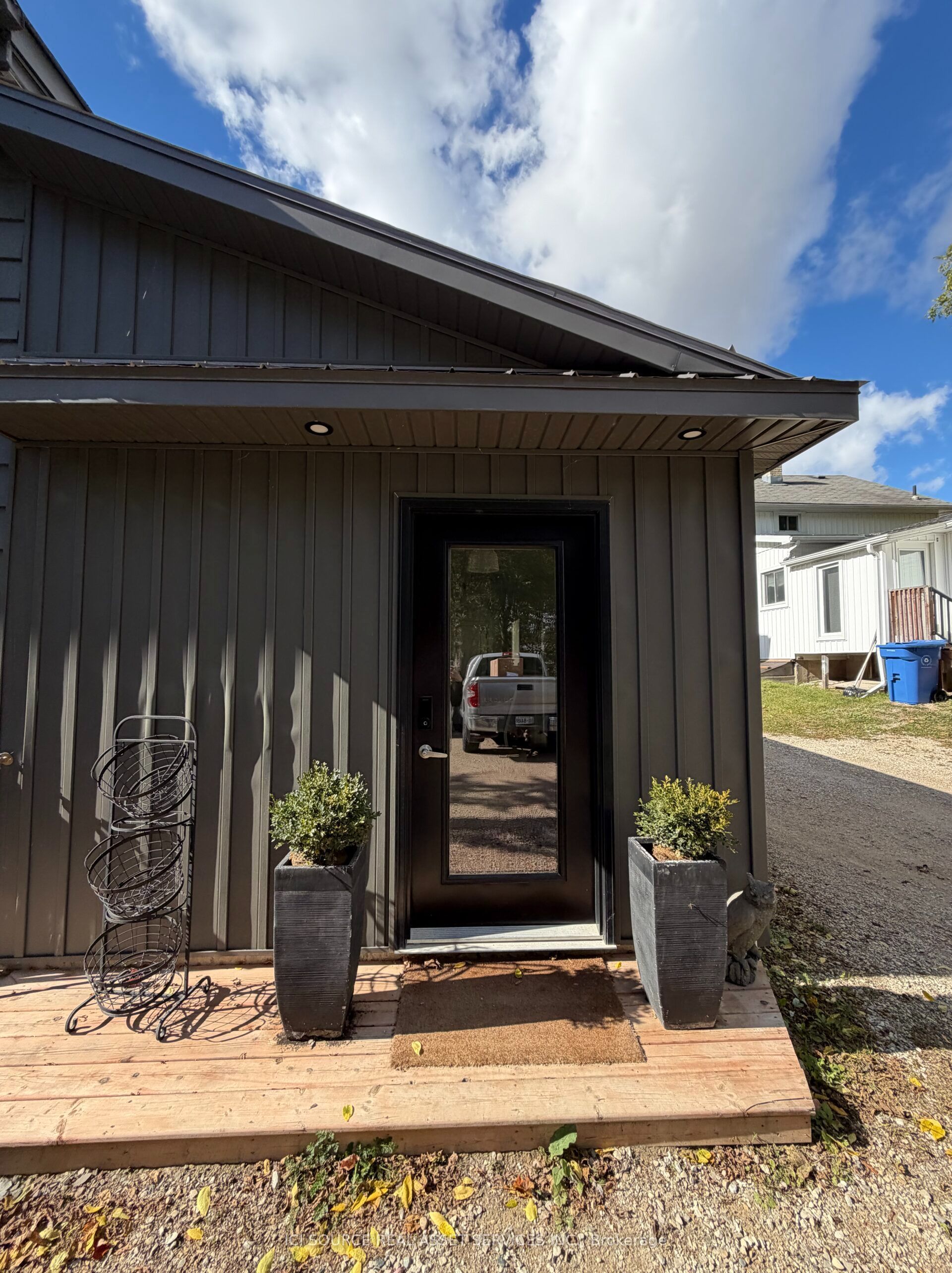 27 Arthur Street W Property Photo 4