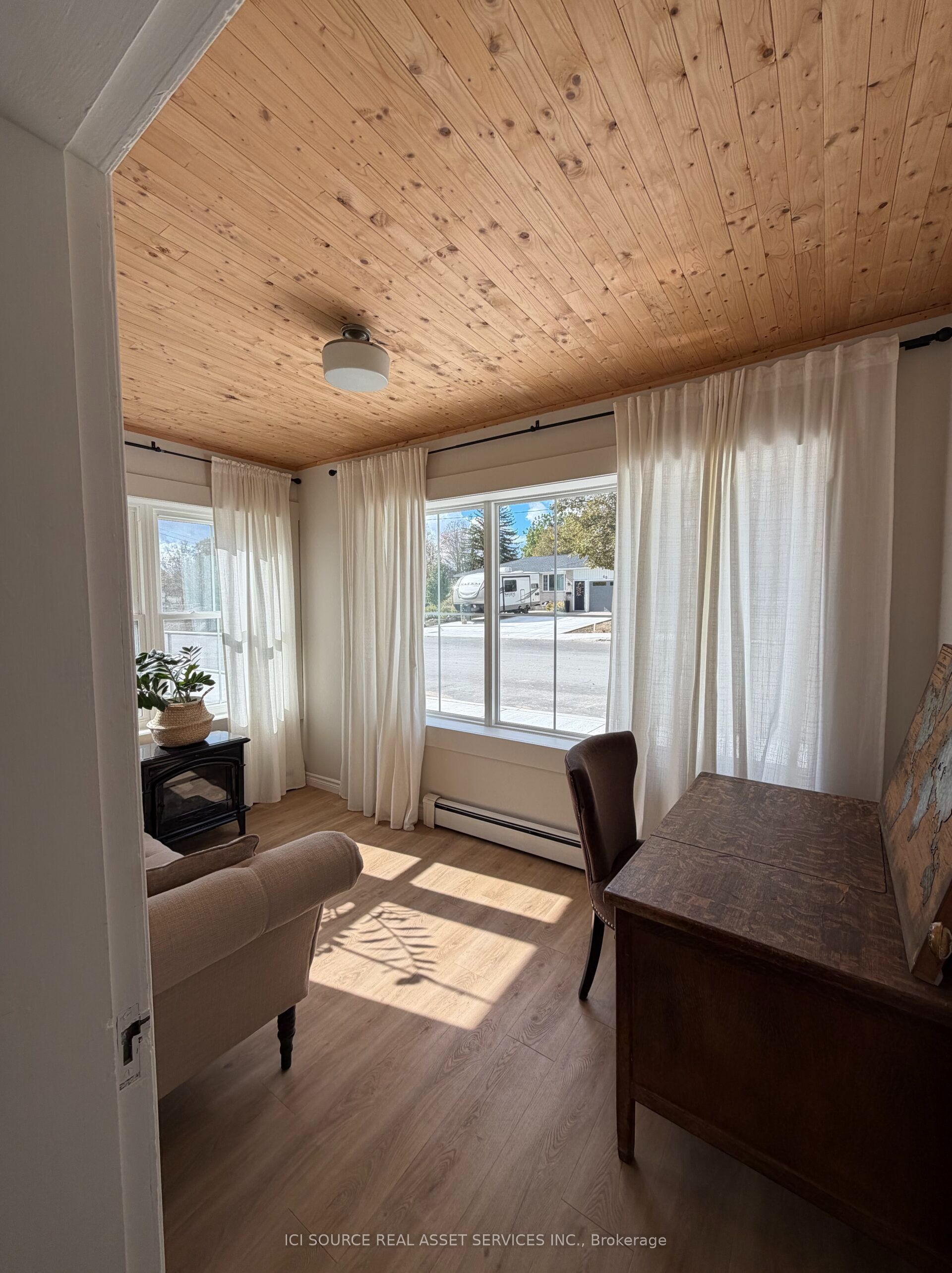 27 Arthur Street W Property Photo 5