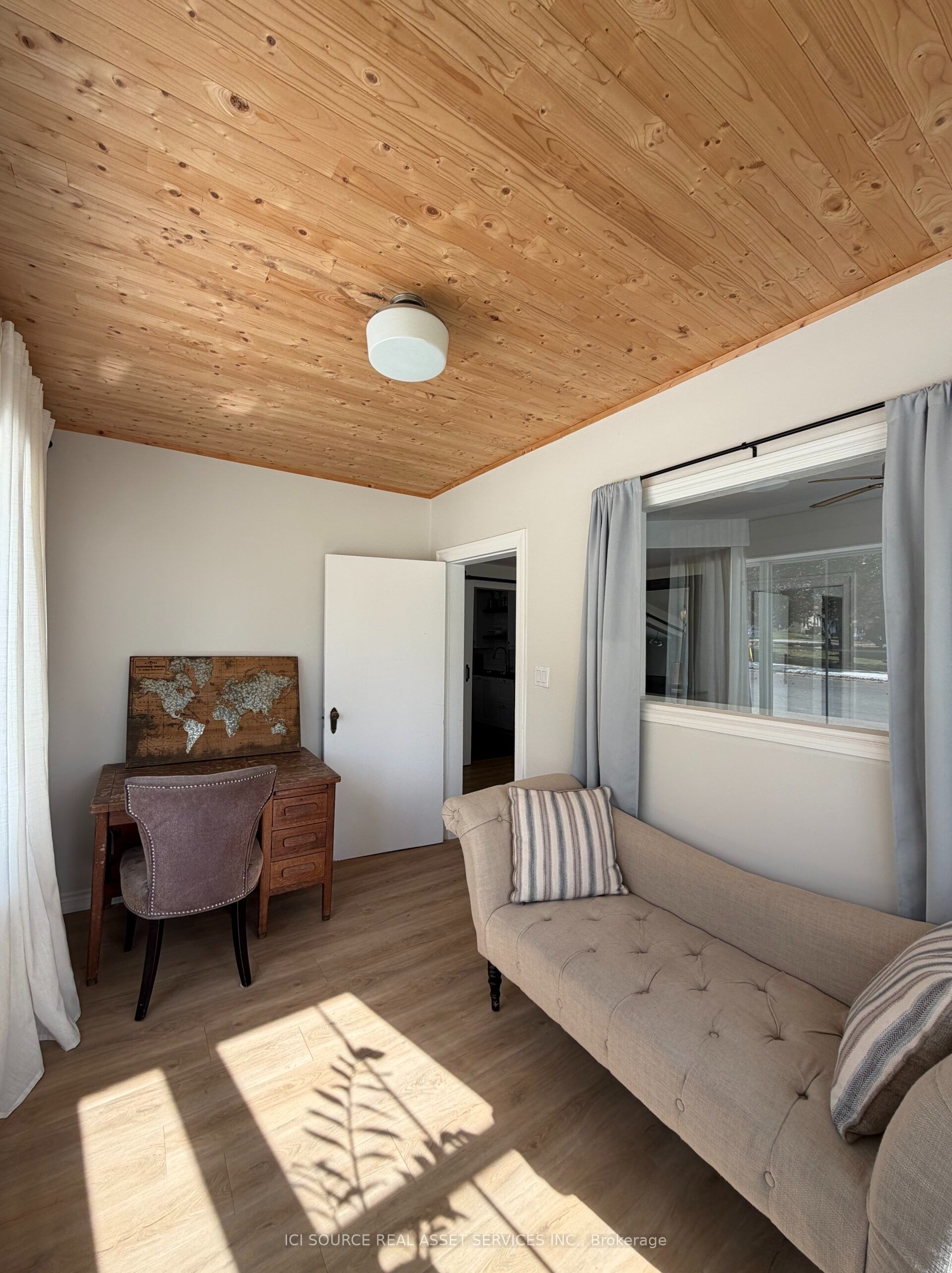 27 Arthur Street W Property Photo 6