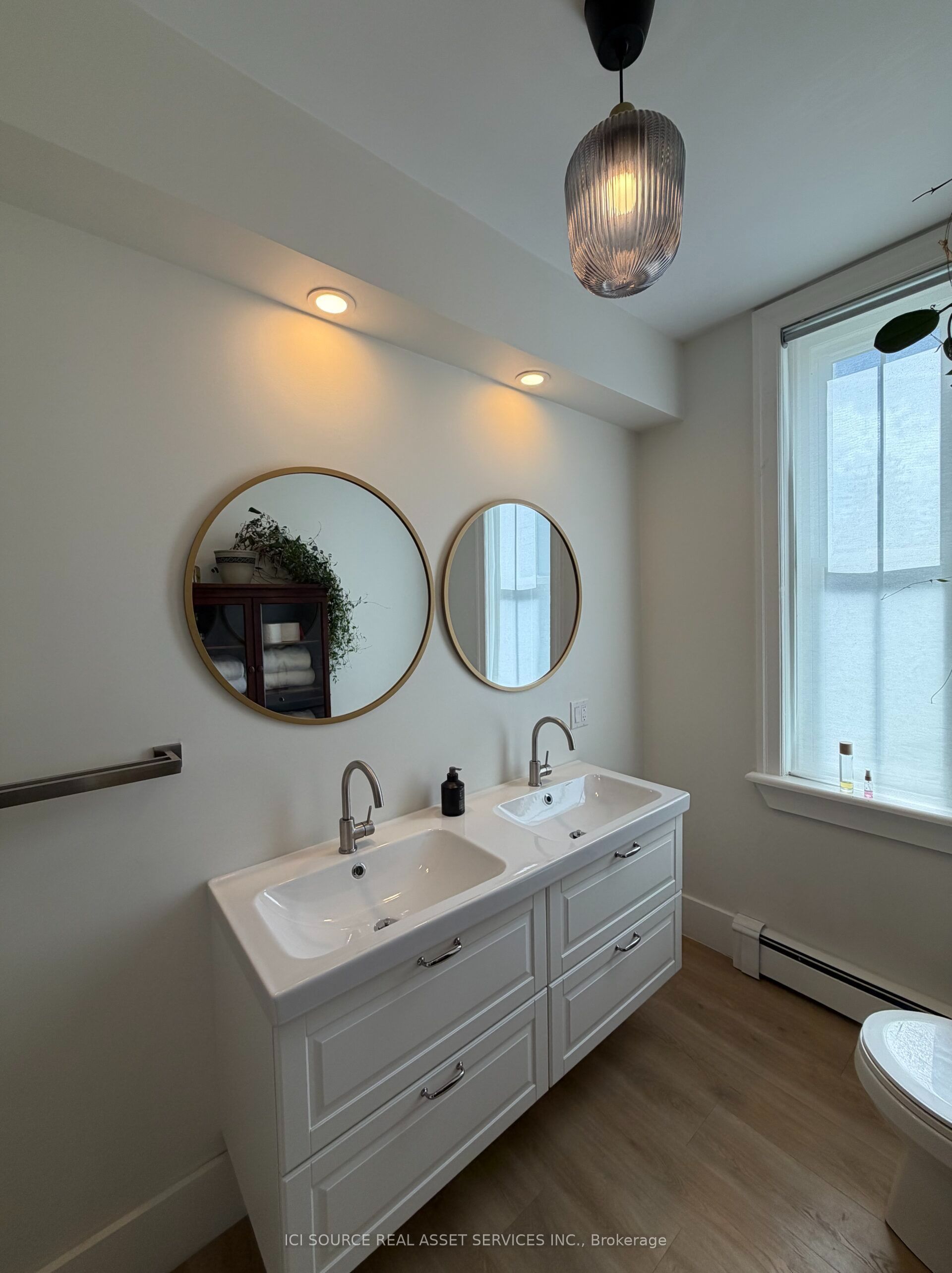 27 Arthur Street W Property Photo 7