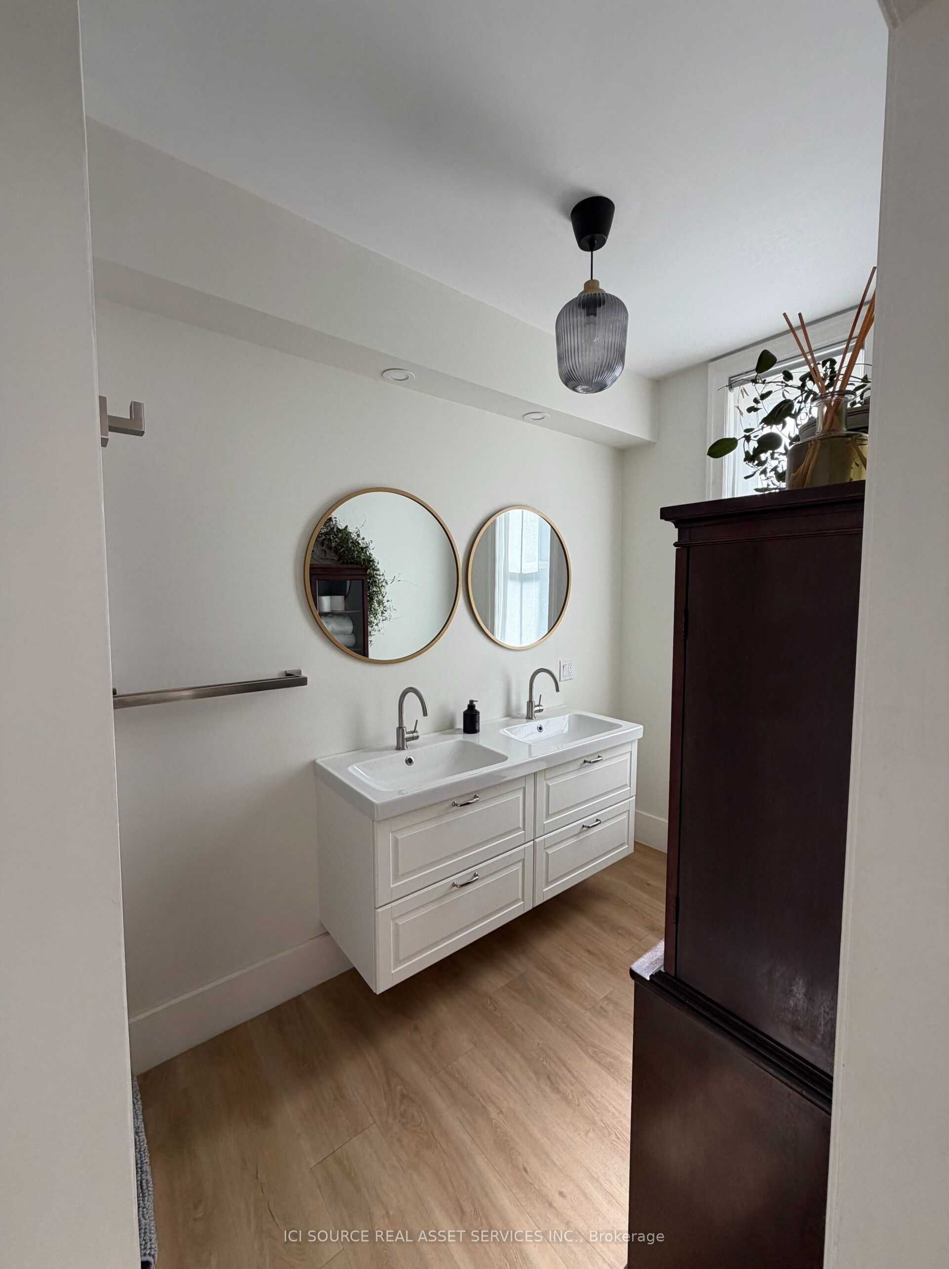 27 Arthur Street W Property Photo 8