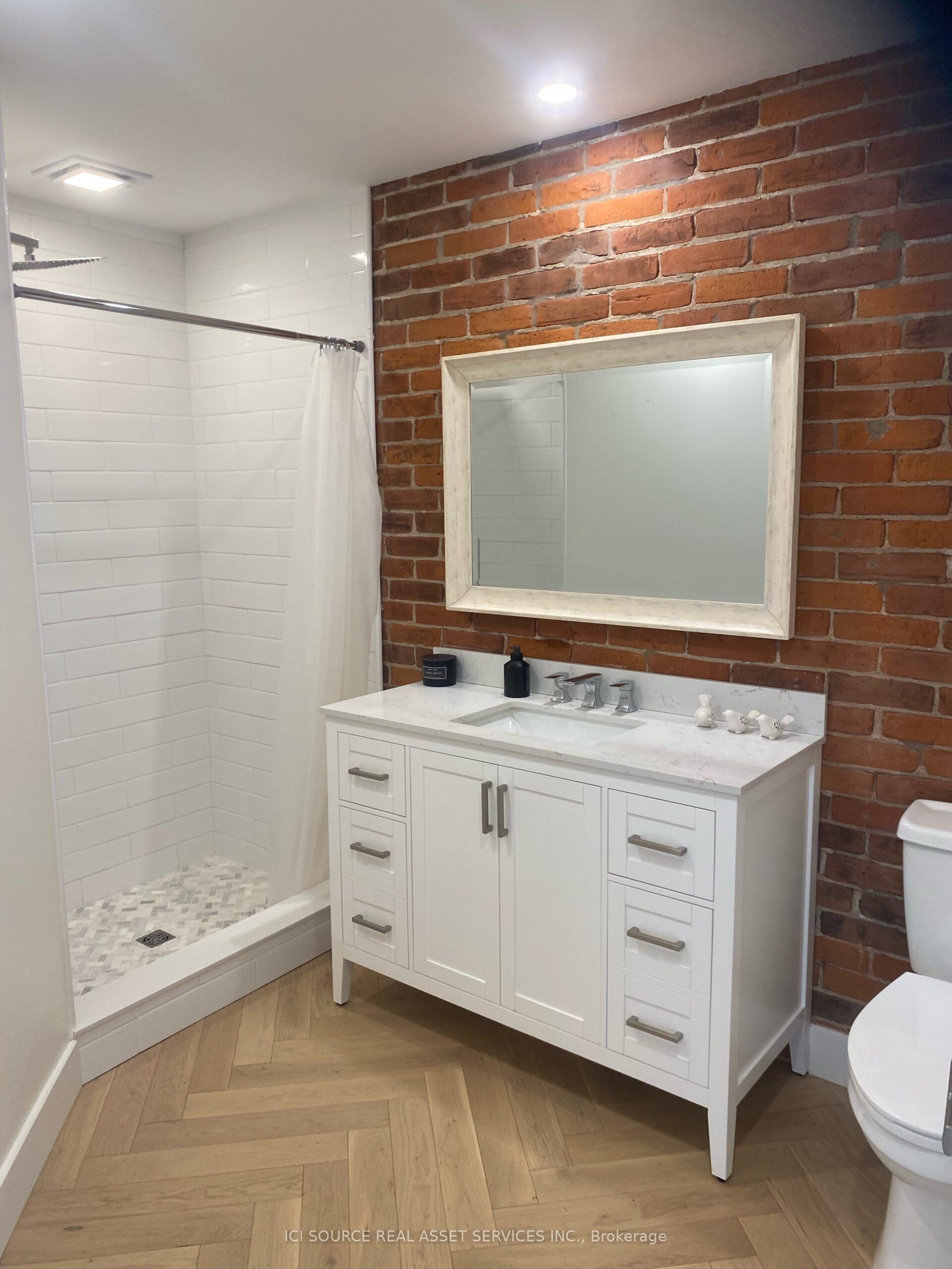 27 Arthur Street W Property Photo 10