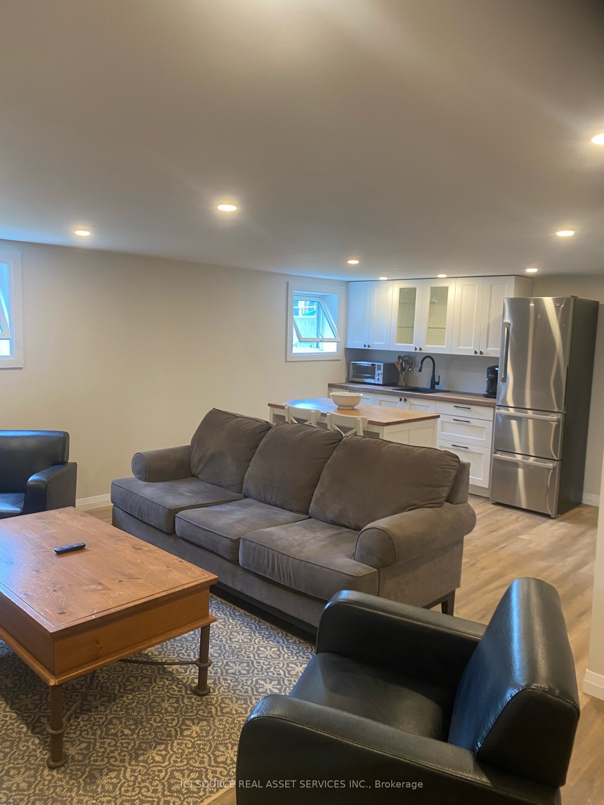 27 Arthur Street W Property Photo 16