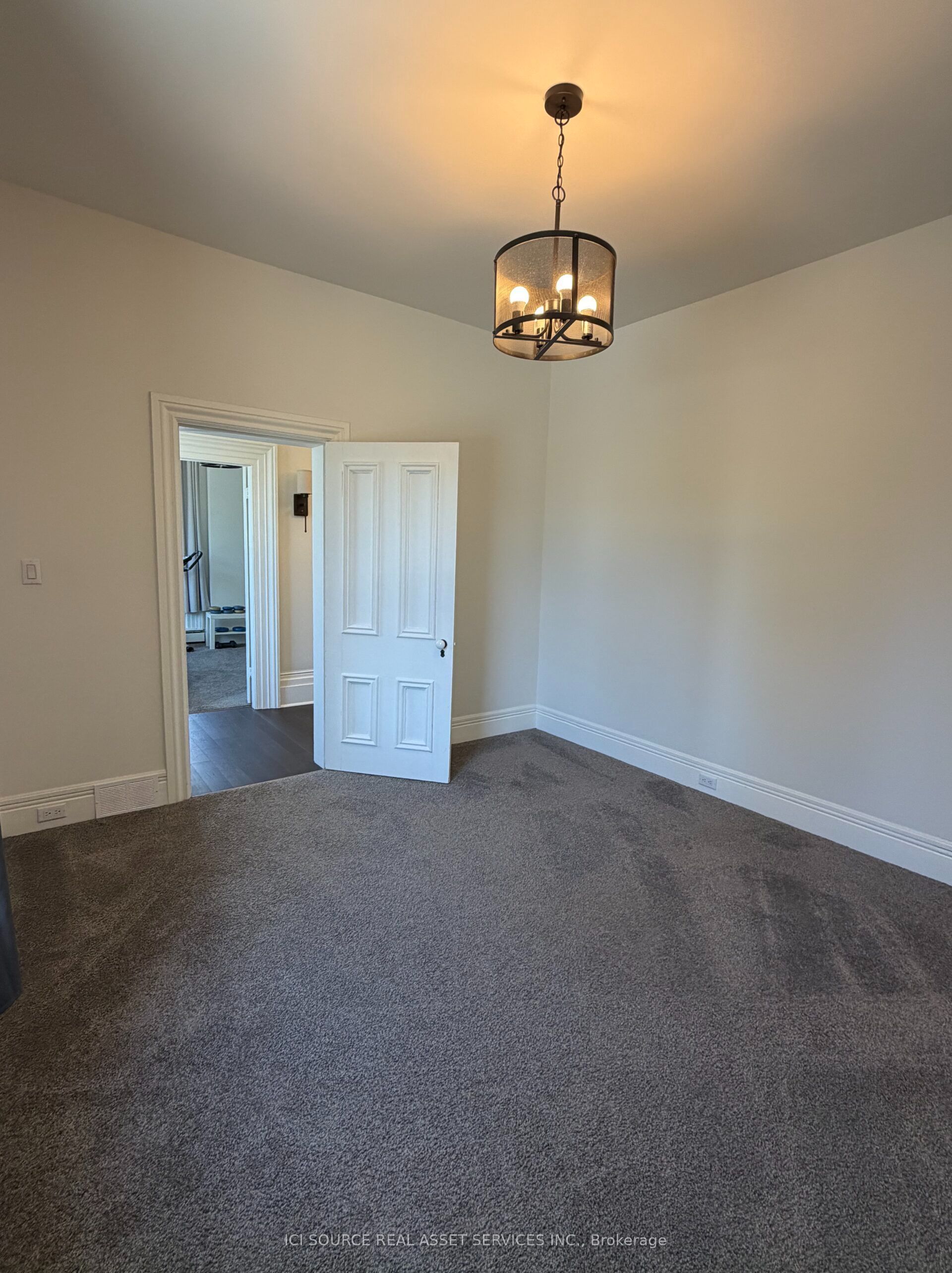 27 Arthur Street W Property Photo 23