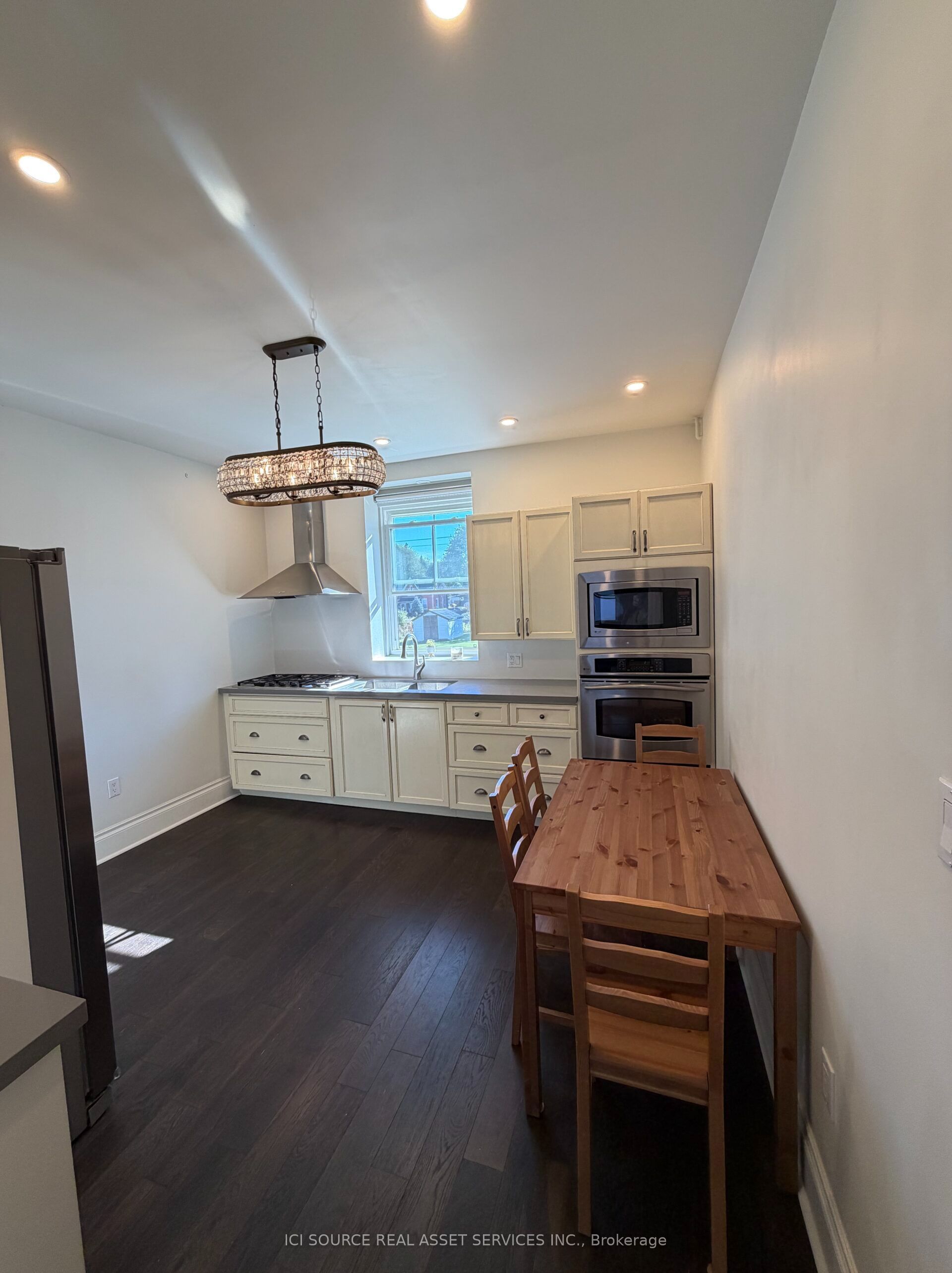 27 Arthur Street W Property Photo 34