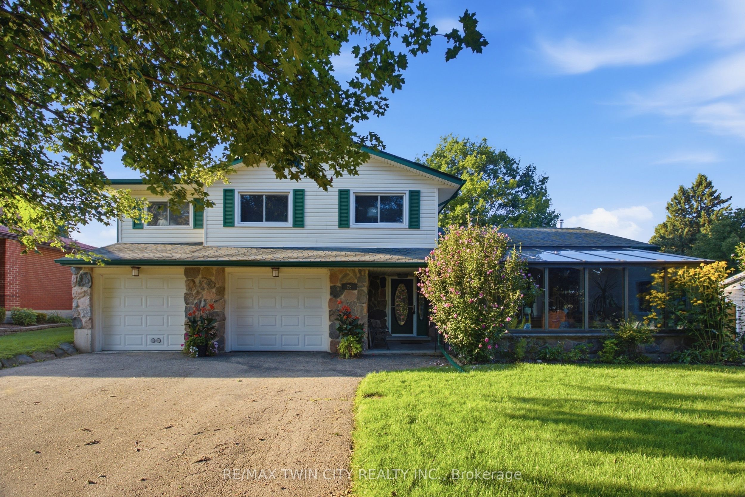 25 Alice Crescent Property Photo 2