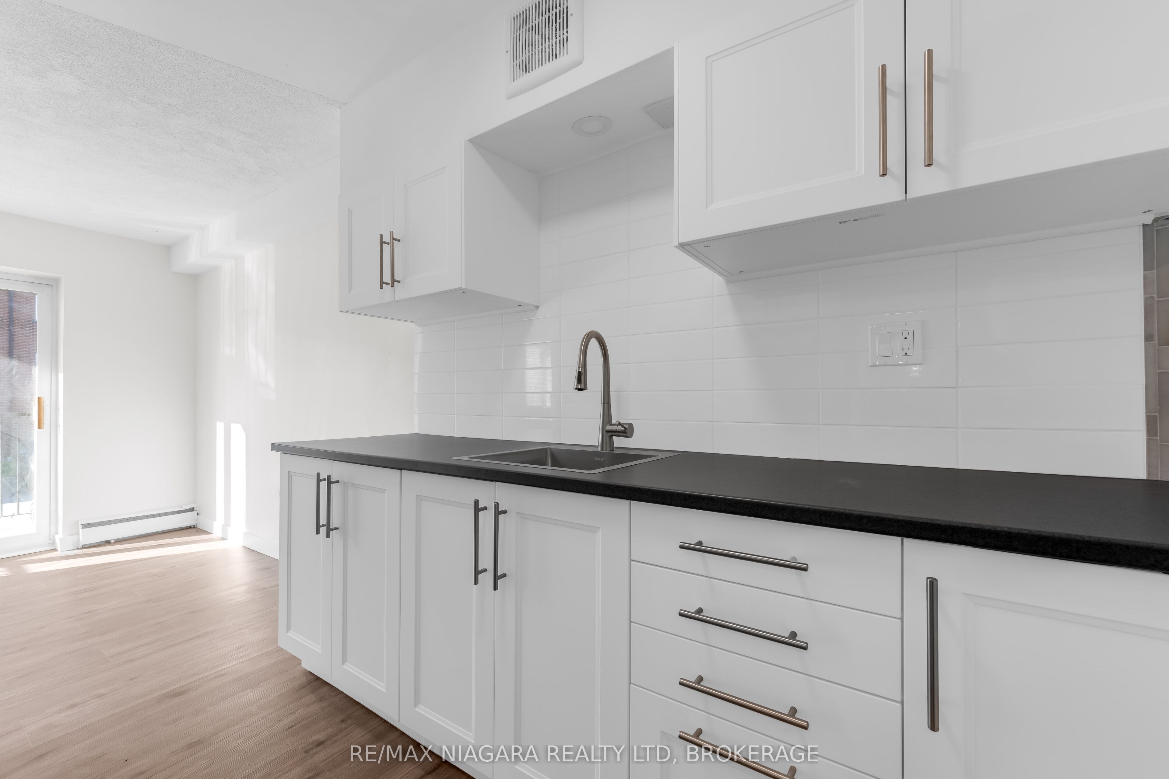 452 Carlton Street 25 Property Photo 4