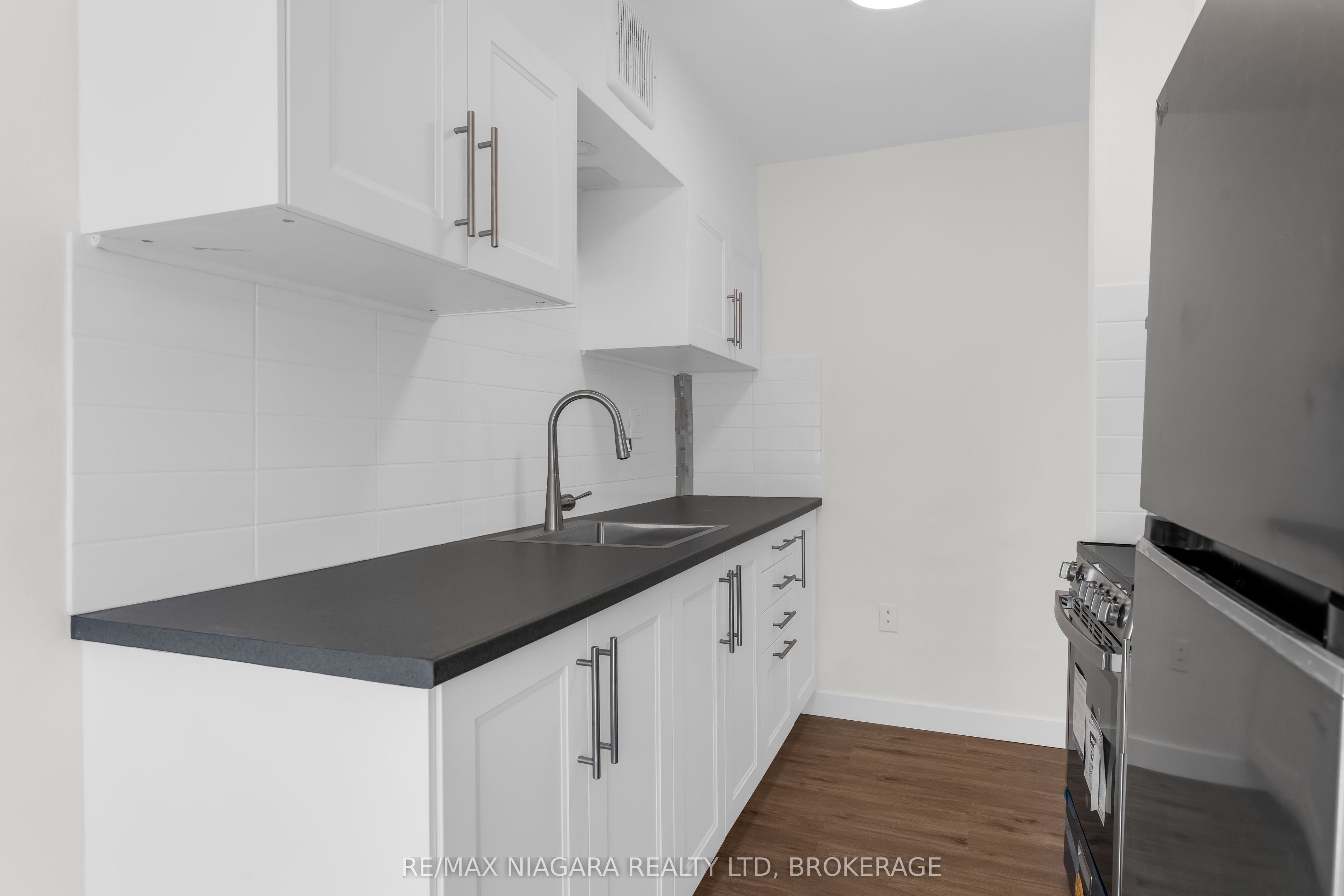 452 Carlton Street 25 Property Photo 5