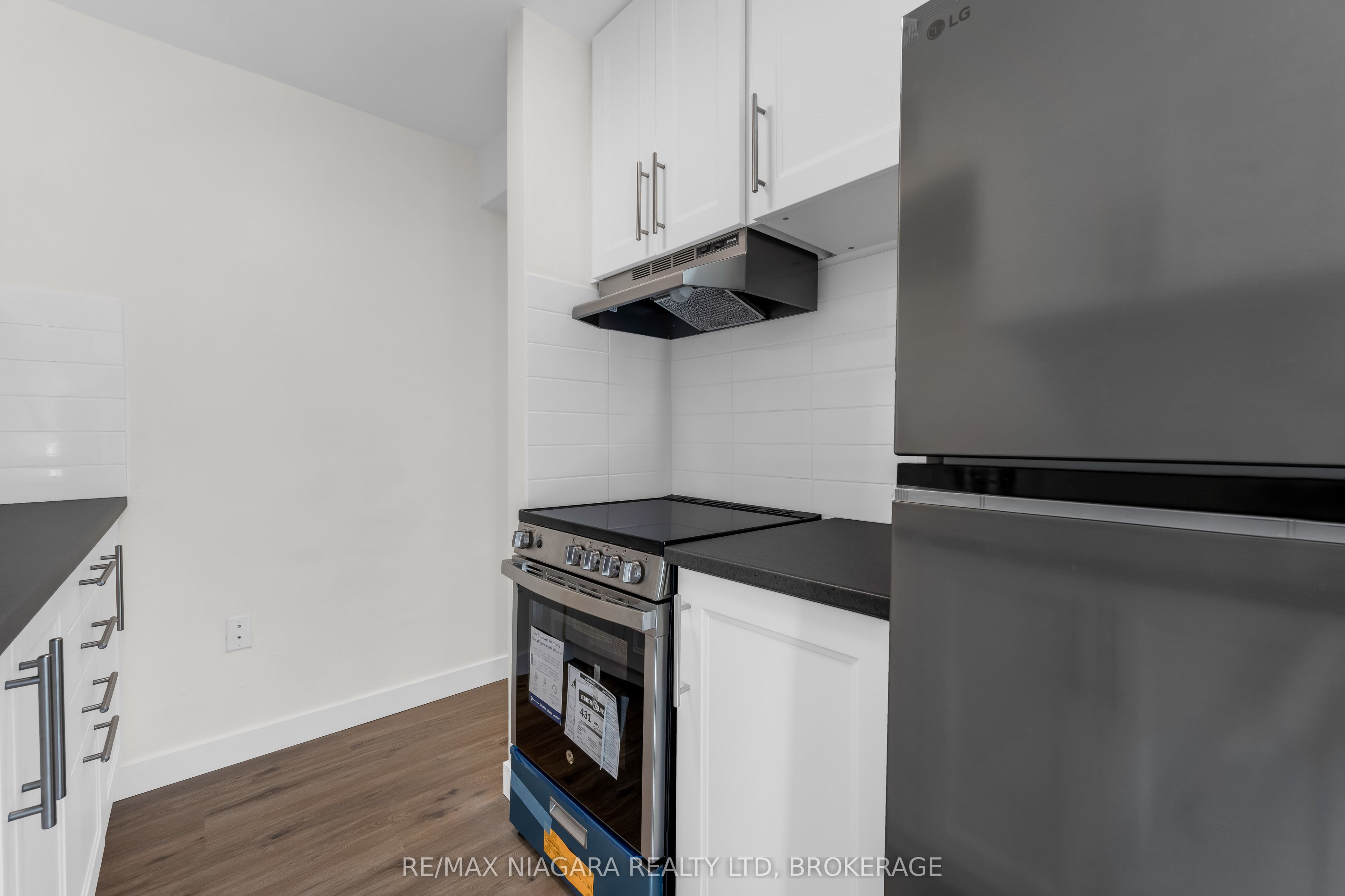 452 Carlton Street 25 Property Photo 6