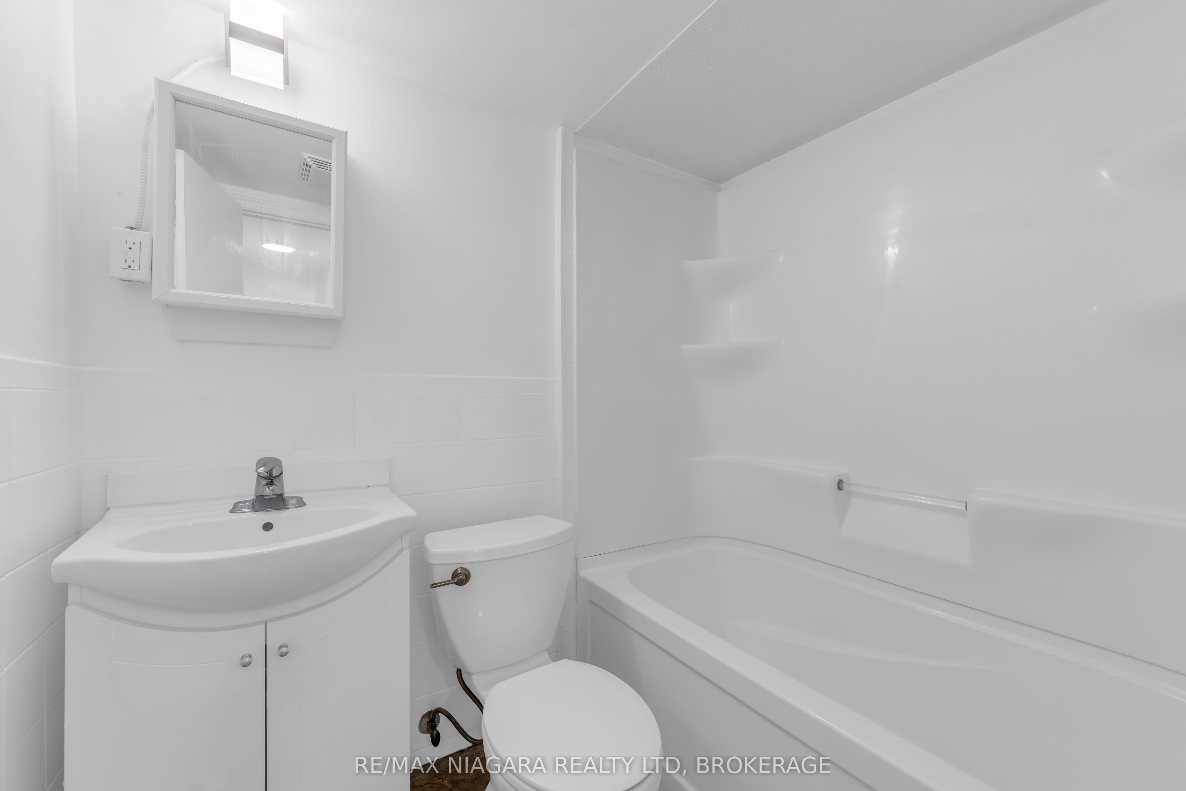 452 Carlton Street 25 Property Photo 8
