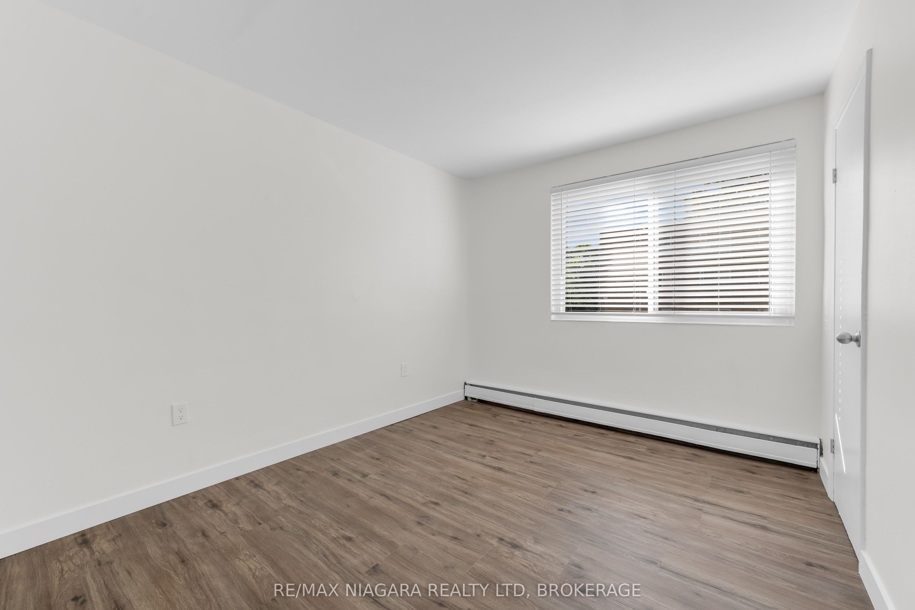 452 Carlton Street 25 Property Photo 16