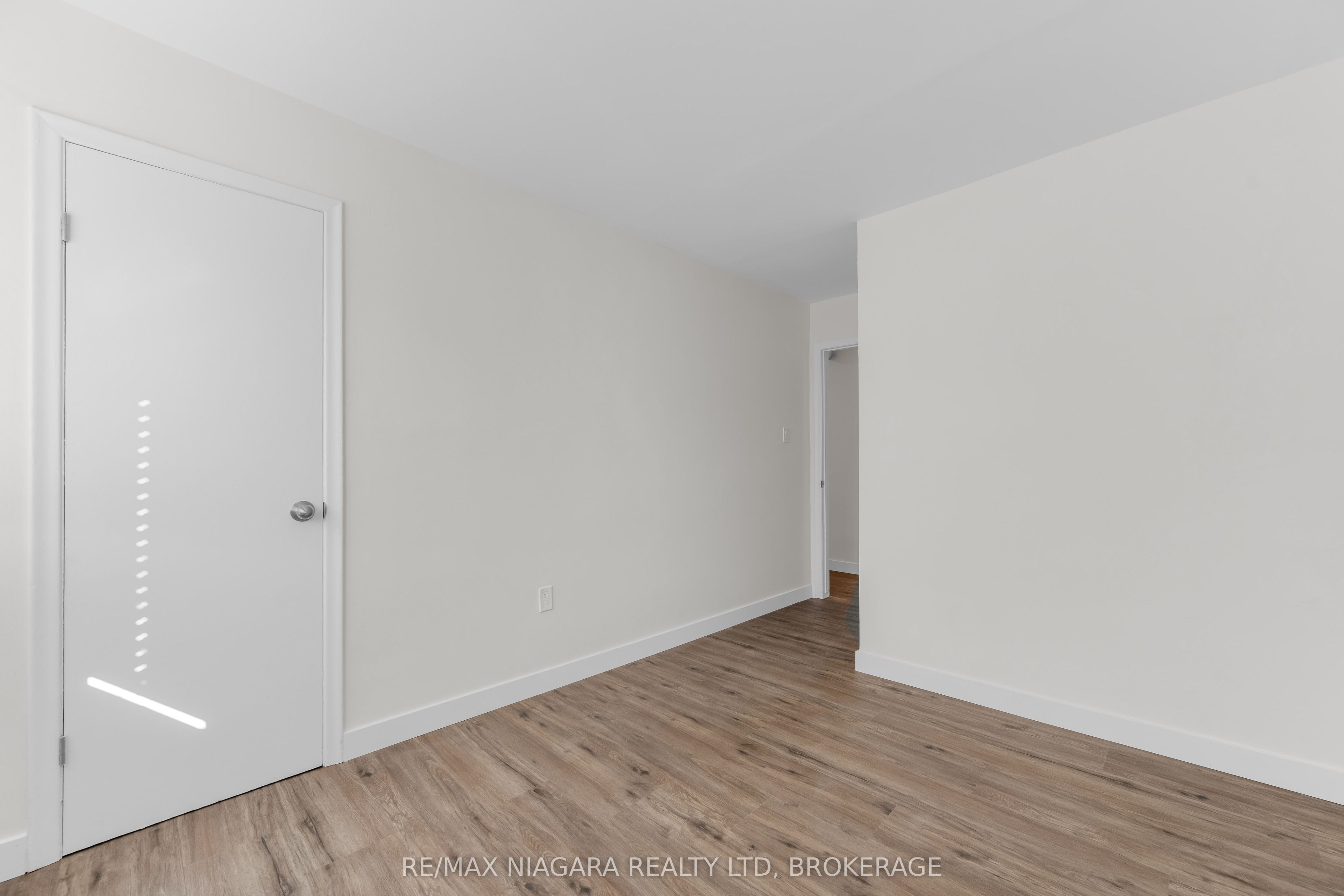 452 Carlton Street 25 Property Photo 17