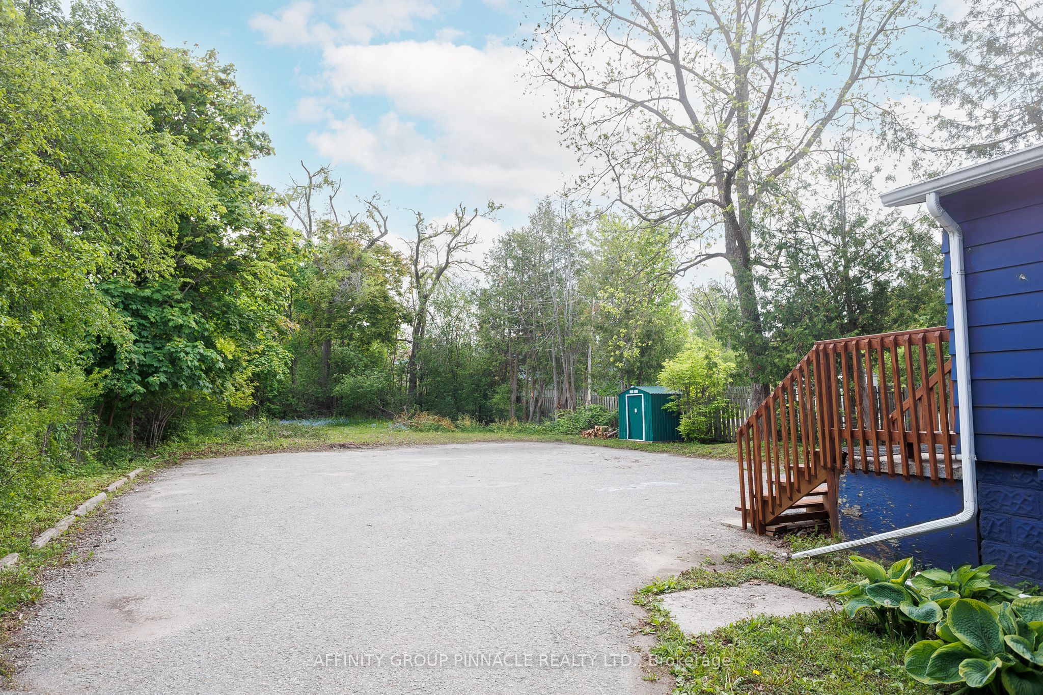 221 Kent Street W Property Photo 8