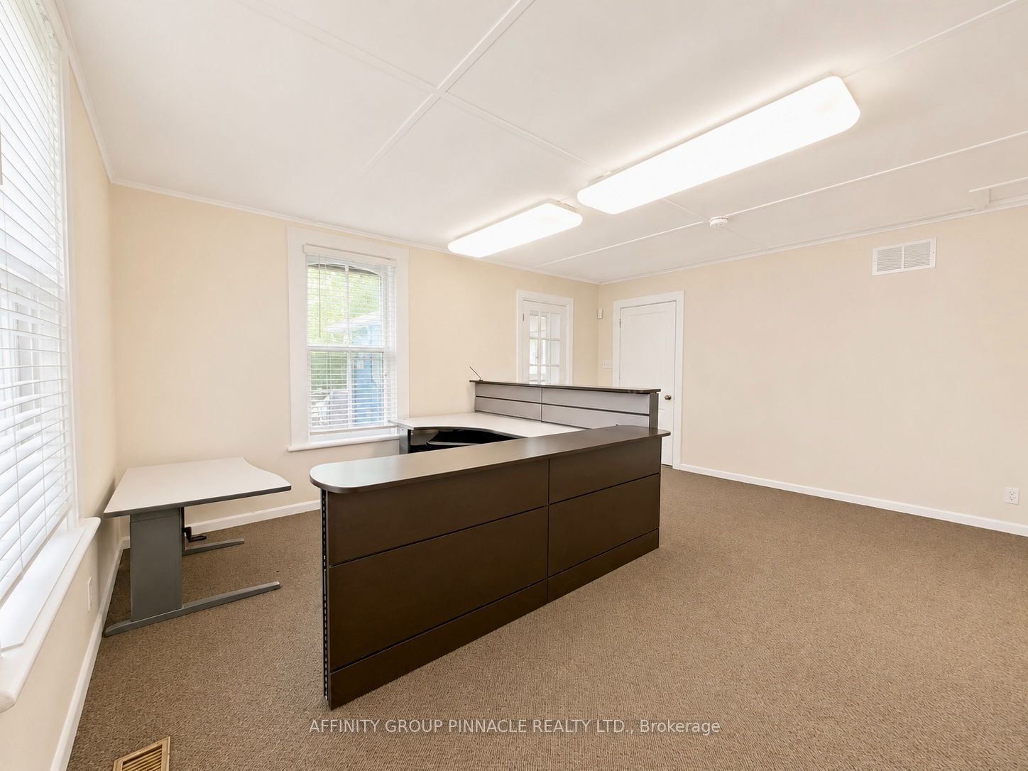 221 Kent Street W Property Photo 13