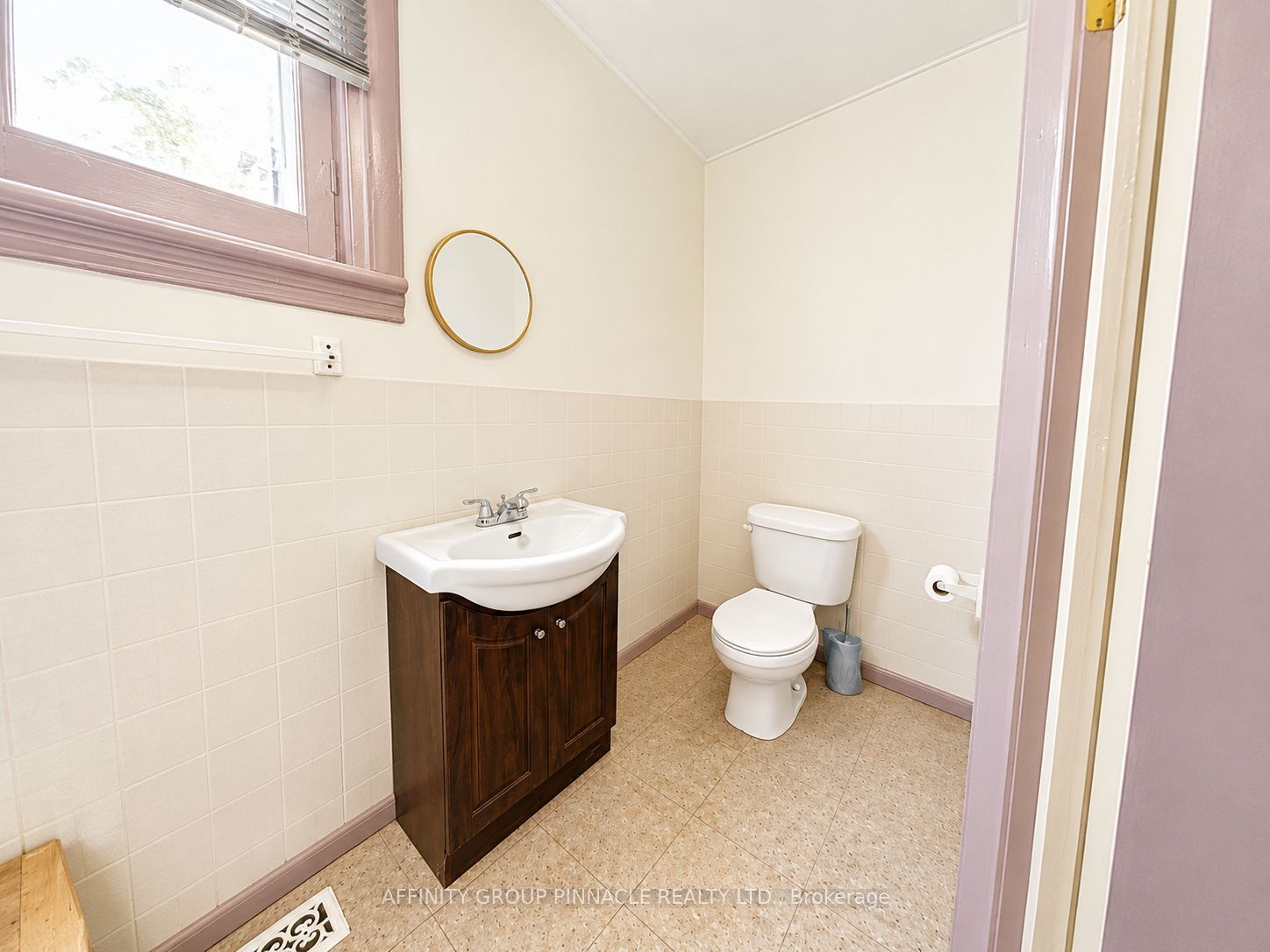 221 Kent Street W Property Photo 14