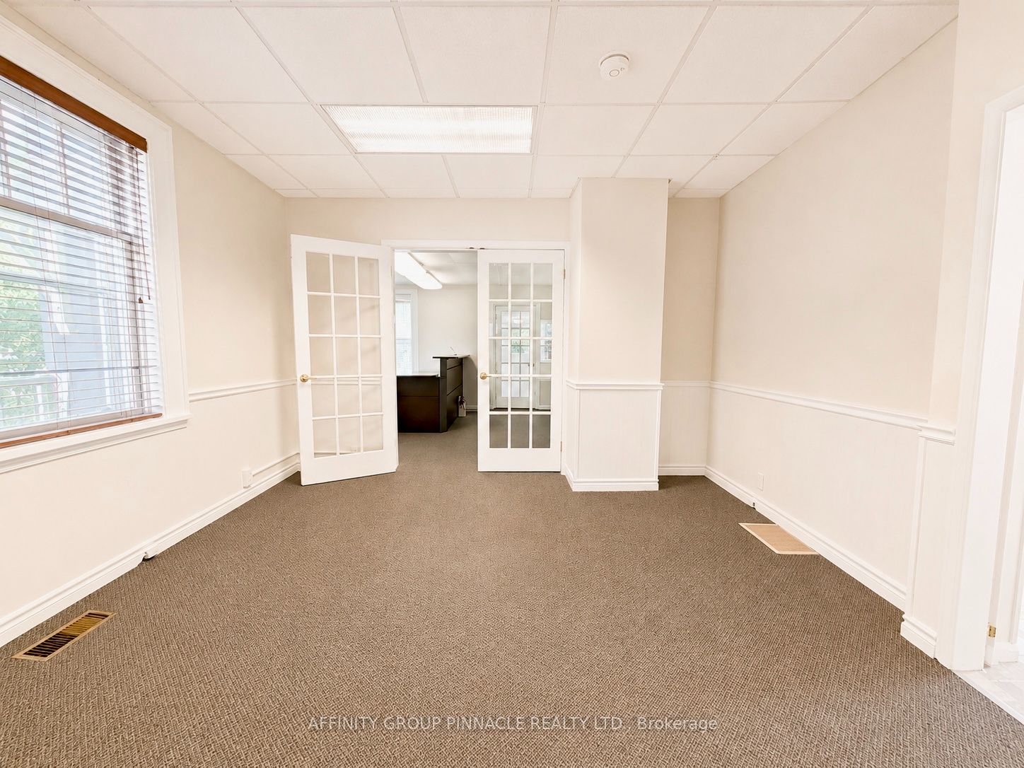 221 Kent Street W Property Photo 16