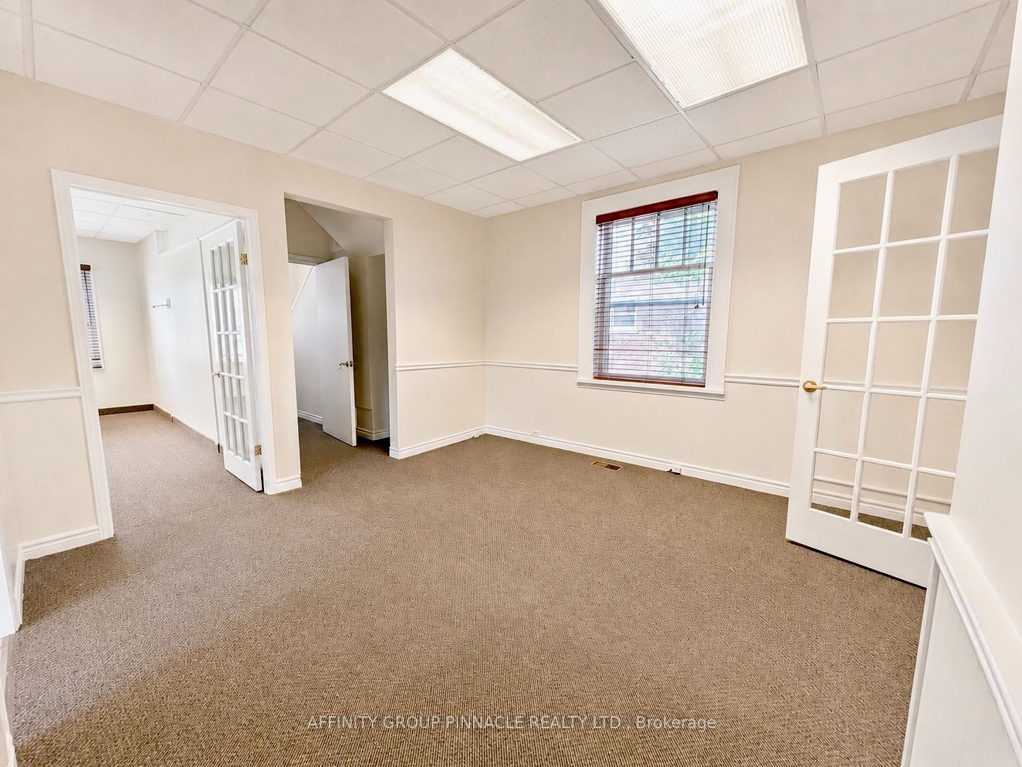 221 Kent Street W Property Photo 17