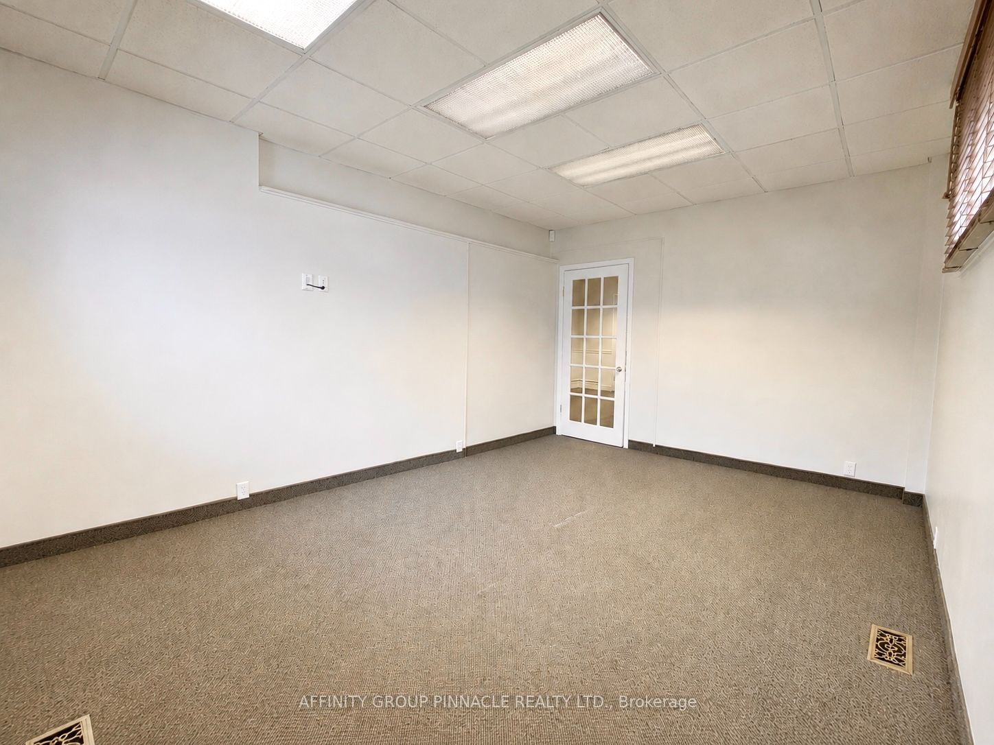 221 Kent Street W Property Photo 21