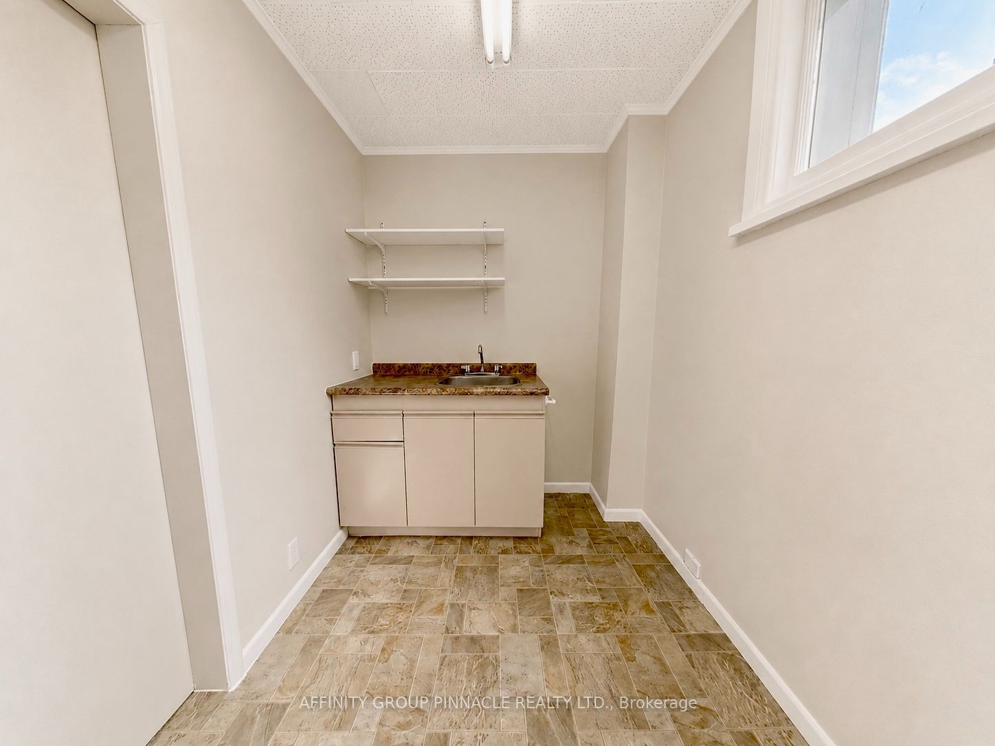221 Kent Street W Property Photo 22