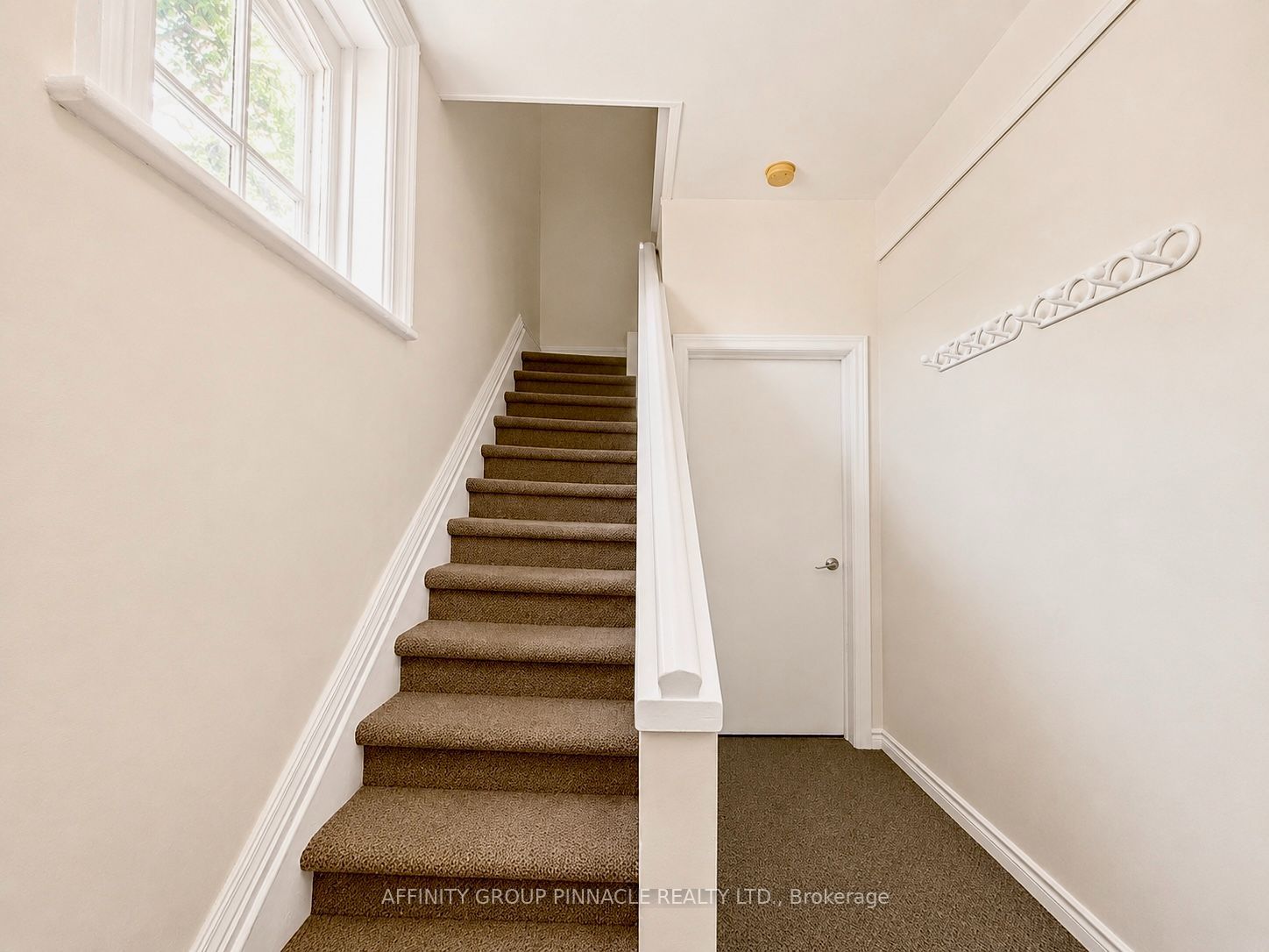 221 Kent Street W Property Photo 25
