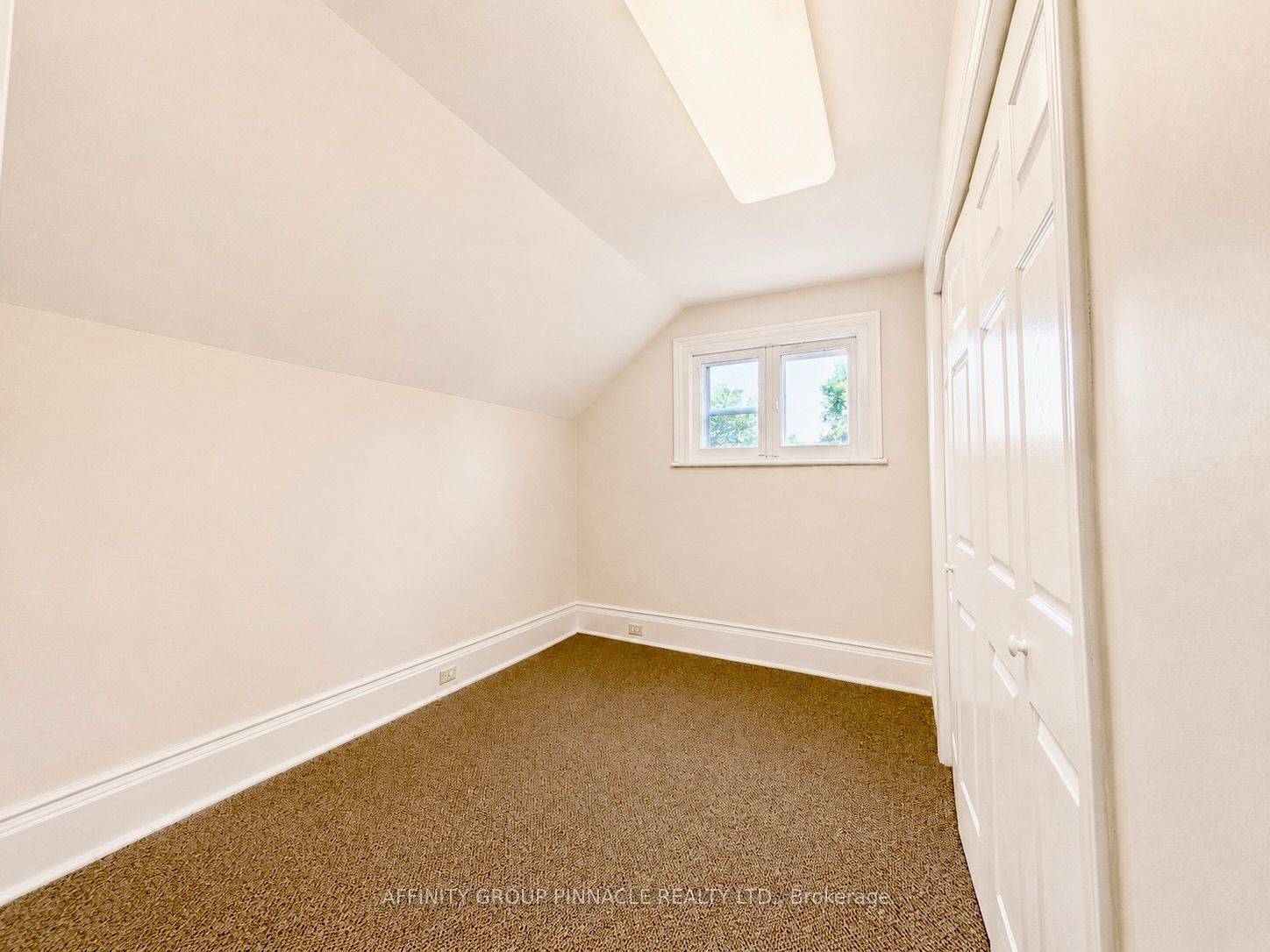 221 Kent Street W Property Photo 27