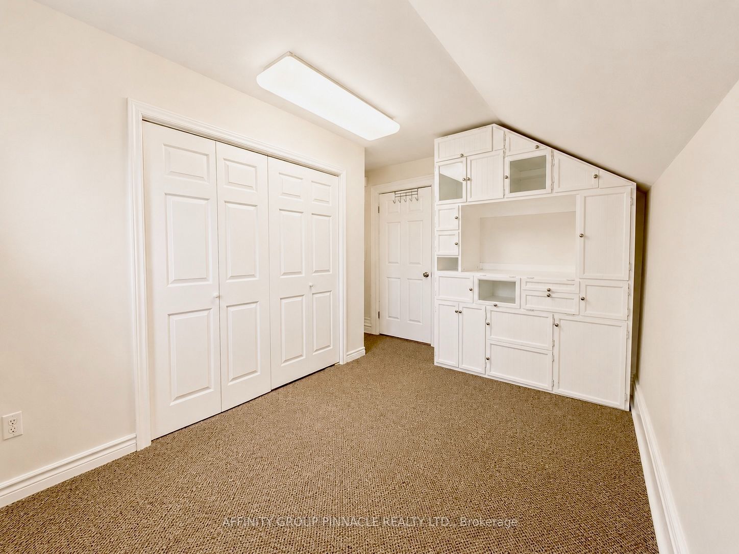 221 Kent Street W Property Photo 28