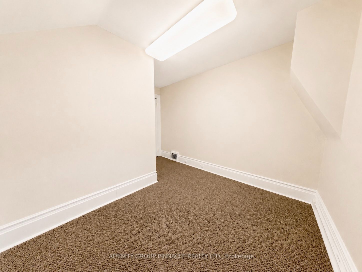 221 Kent Street W Property Photo 29