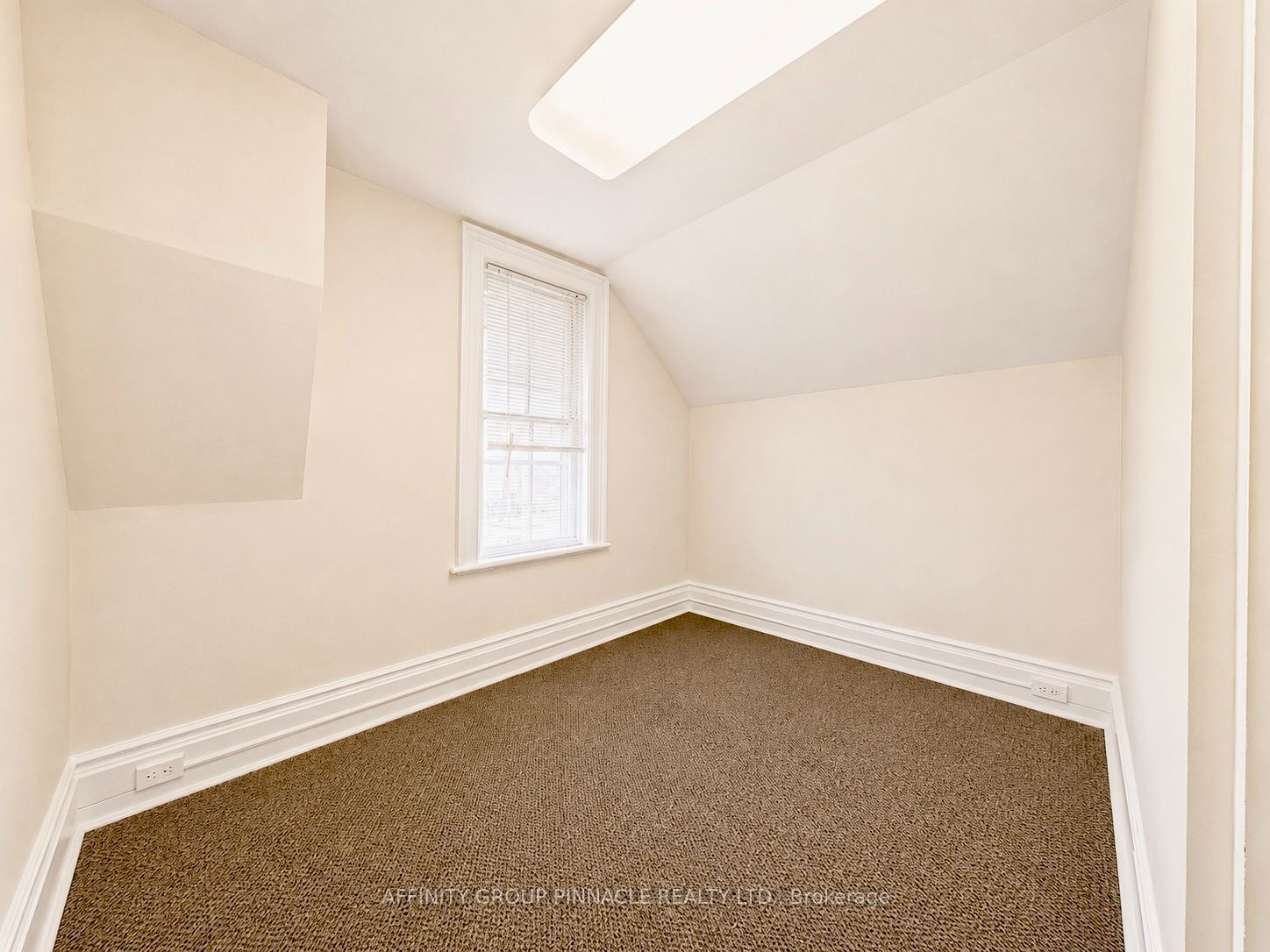 221 Kent Street W Property Photo 30