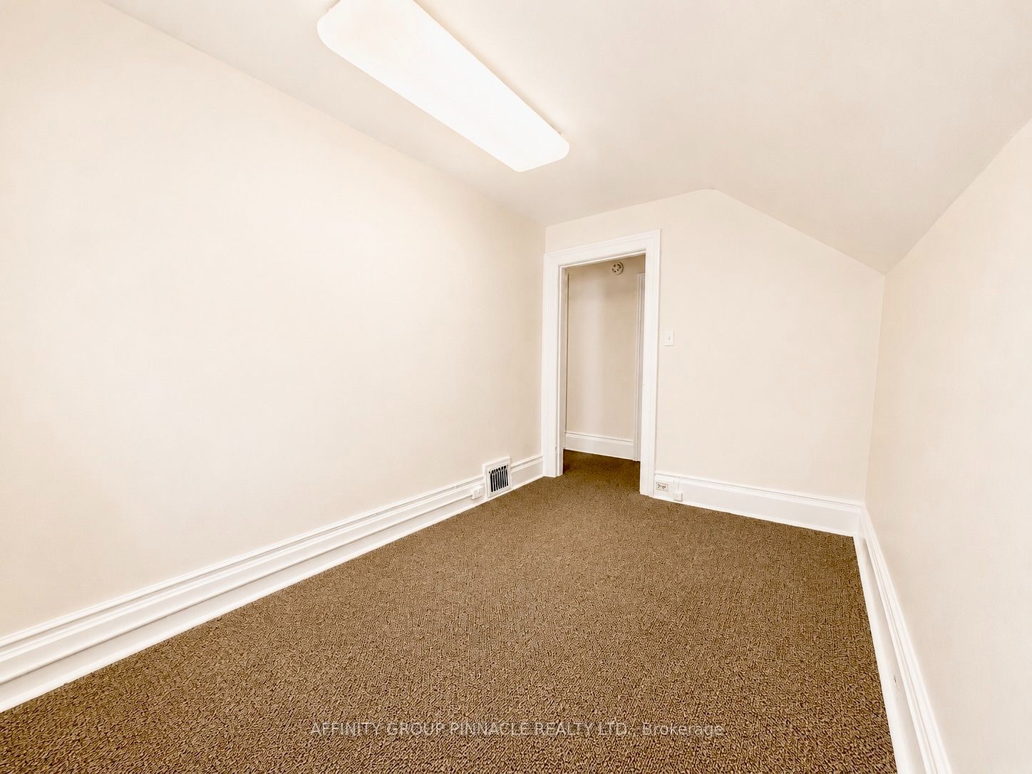 221 Kent Street W Property Photo 31