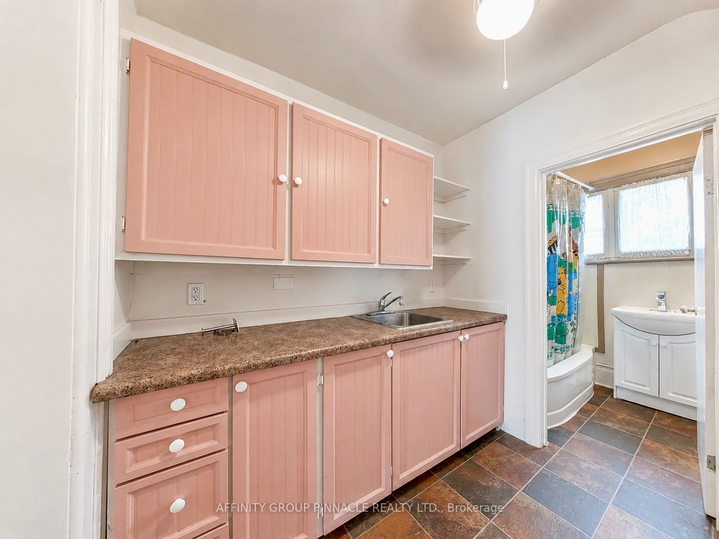221 Kent Street W Property Photo 32