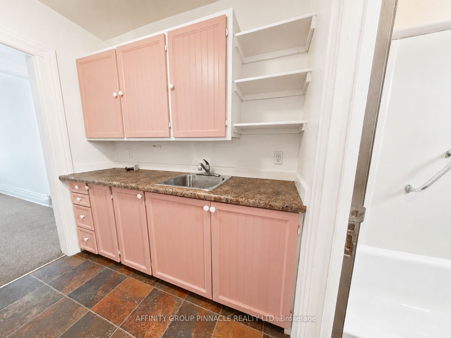 221 Kent Street W Property Photo 34